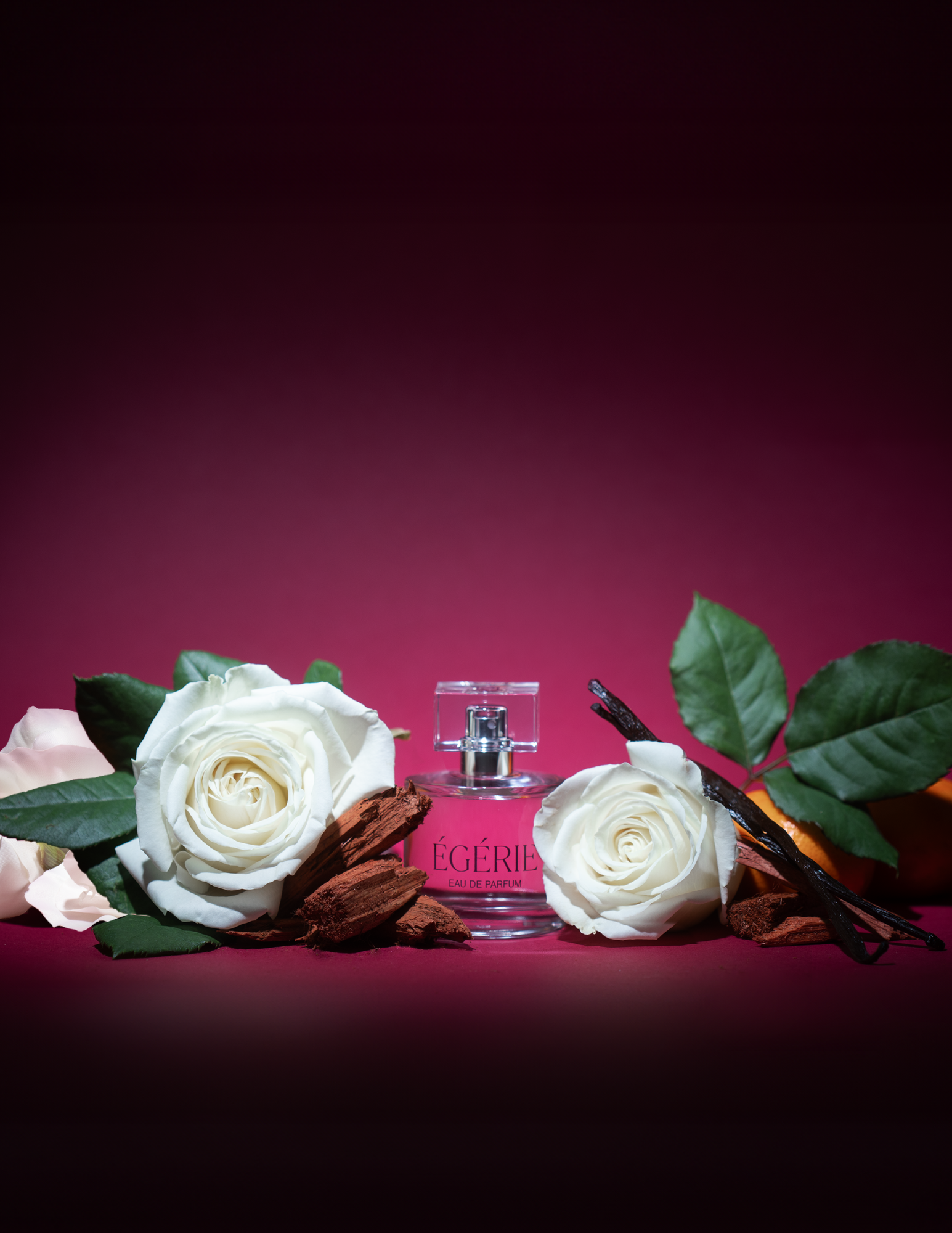 Les notes de roses blanches, de bois de santal et de vanille de cette Eau de Parfum s'entremêlent et révèlent une odeur évoquant les côtés chaud, feutré et sensuel du cachemire. De quoi mettre de l'extraordinaire dans votre quotidien. Découvrez Égérie, une Eau de parfum féminine au caractère assumé. Égérie - L'Eau de parfum de Parikart par Ruby Brown