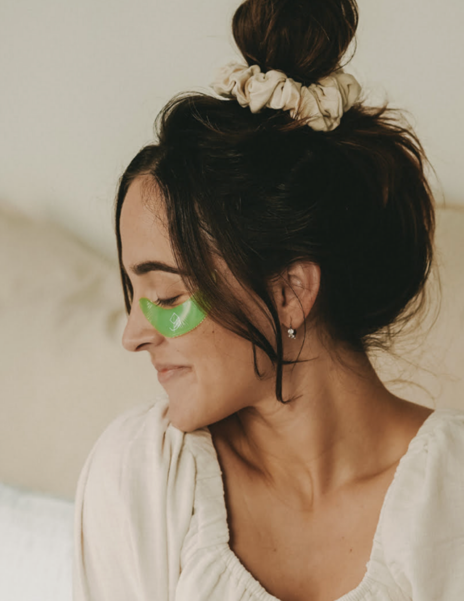 Reusable & luminous patches for the eye area