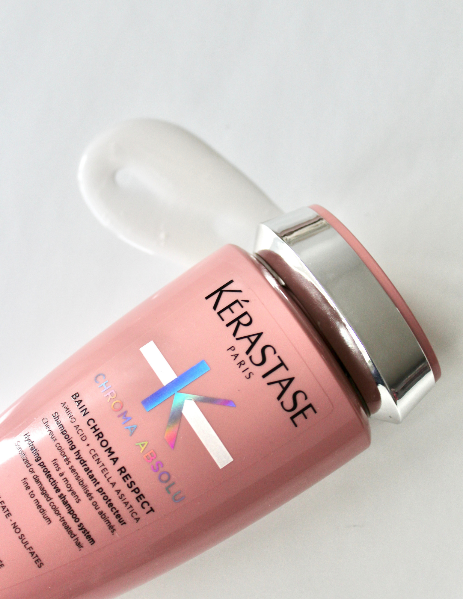 Nouveauté Kérastase - Magasinez Chroma Absolu chez Parikart! Le Bain Chroma Respect est un shampoing ayant un formule douce qui nettoie et rétablie les cheveux sans enlever la couleur. Il convient tout de même à tous les types de cheveux qui ont besoin de réhydratation et de réparation légère.