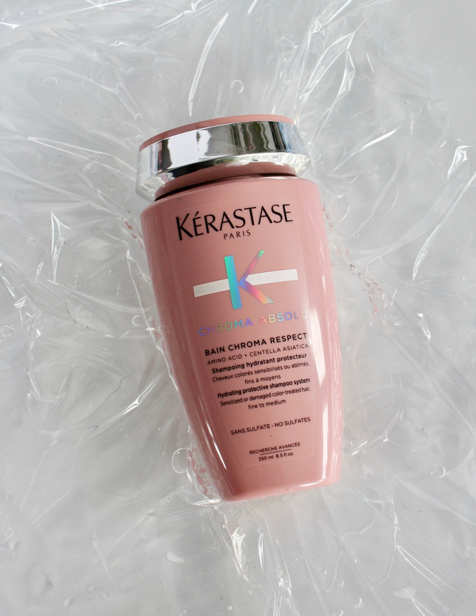 Nouveauté Kérastase - Magasinez Chroma Absolu chez Parikart! Le Bain Chroma Respect est un shampoing ayant un formule douce qui nettoie et rétablie les cheveux sans enlever la couleur. Il convient tout de même à tous les types de cheveux qui ont besoin de réhydratation et de réparation légère.
