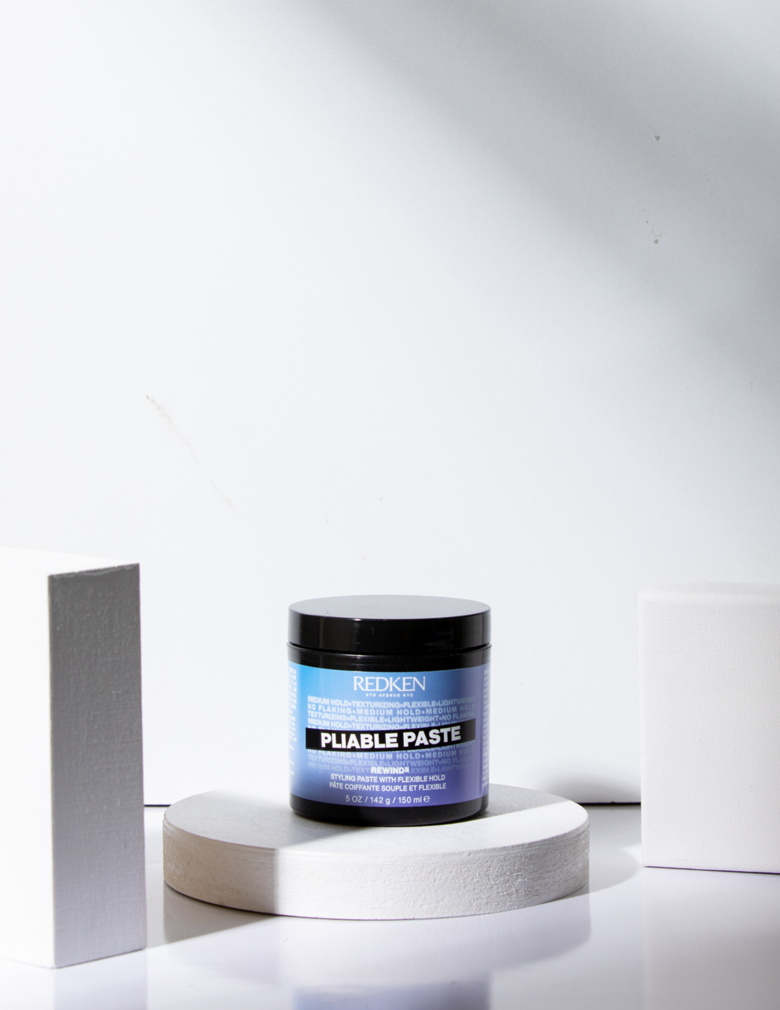 Cette pâte capillaire Redken texturisante souple et à tenue moyenne vous permet de créer des coiffures polyvalentes sur n'importe quelle longueur de cheveux. Elle laisse les cheveux humides et souples sans raideurs.