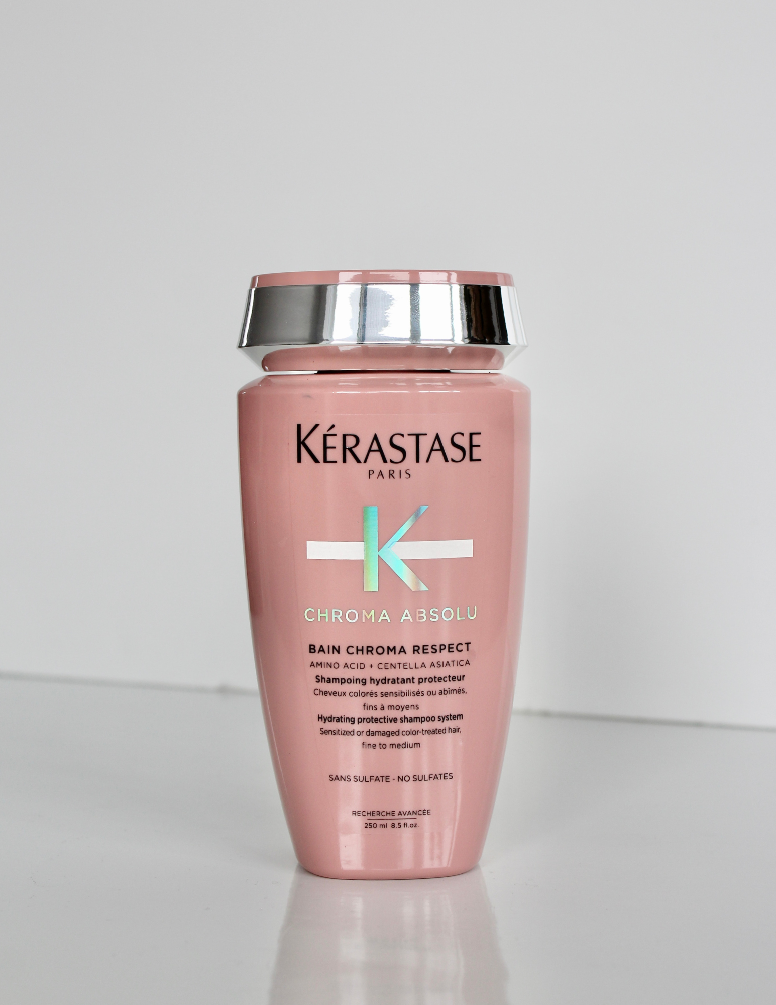 Nouveauté Kérastase - Magasinez Chroma Absolu chez Parikart! Le Bain Chroma Respect est un shampoing ayant un formule douce qui nettoie et rétablie les cheveux sans enlever la couleur. Il convient tout de même à tous les types de cheveux qui ont besoin de réhydratation et de réparation légère.