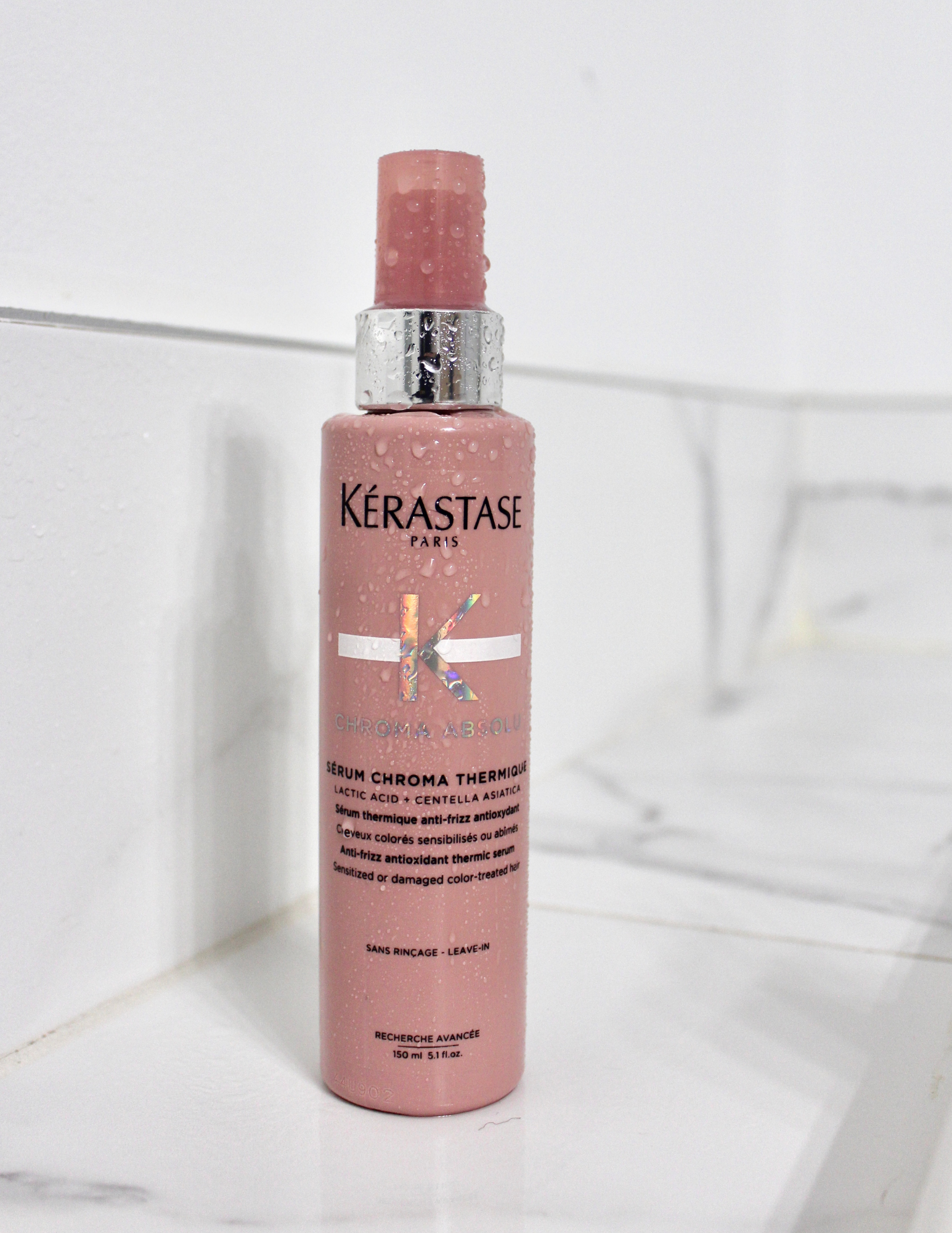 Nouveauté Kérastase - Magasinez Chroma Absolu chez Parikart! Le Sérum Chroma Protect est un protecteur thermique anti-frisottis et anti-oxydant. Cette essence de lait blanc sans rinçage est riche en antioxydants. Elle aide à préserver la couleur en protégeant complètement la fibre des agressions extérieures.
