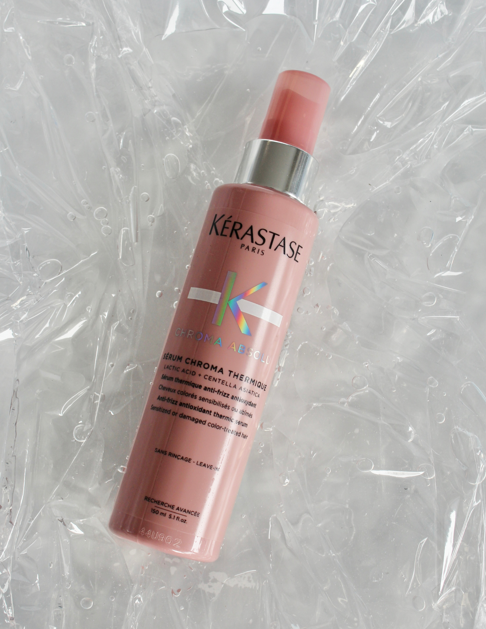 Nouveauté Kérastase - Magasinez Chroma Absolu chez Parikart! Le Sérum Chroma Protect est un protecteur thermique anti-frisottis et anti-oxydant. Cette essence de lait blanc sans rinçage est riche en antioxydants. Elle aide à préserver la couleur en protégeant complètement la fibre des agressions extérieures.