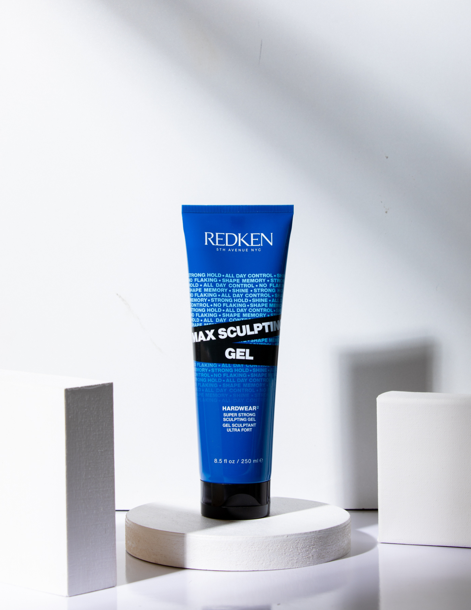 Le gel sculptant Max Redken est un gel capillaire à tenue super forte qui permet aux coiffures de rester en place avec un contrôle durable, une superbe brillance et une finition humide. Ce gel à tenue maximale offre un contrôle, une épaisseur et un corps supplémentaires.