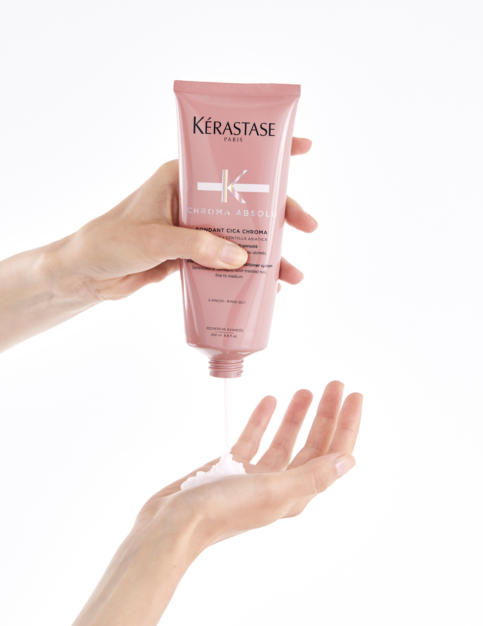 Nouveauté Kérastase - Magasinez Chroma Absolu chez Parikart! Le Fondant Cicachroma est un soin revitalisant intense pour cheveux cheveux colorés. Une formule légère et puissante pénètre dans la fibre capillaire pour hydrater en profondeur et retrouver santé et force.