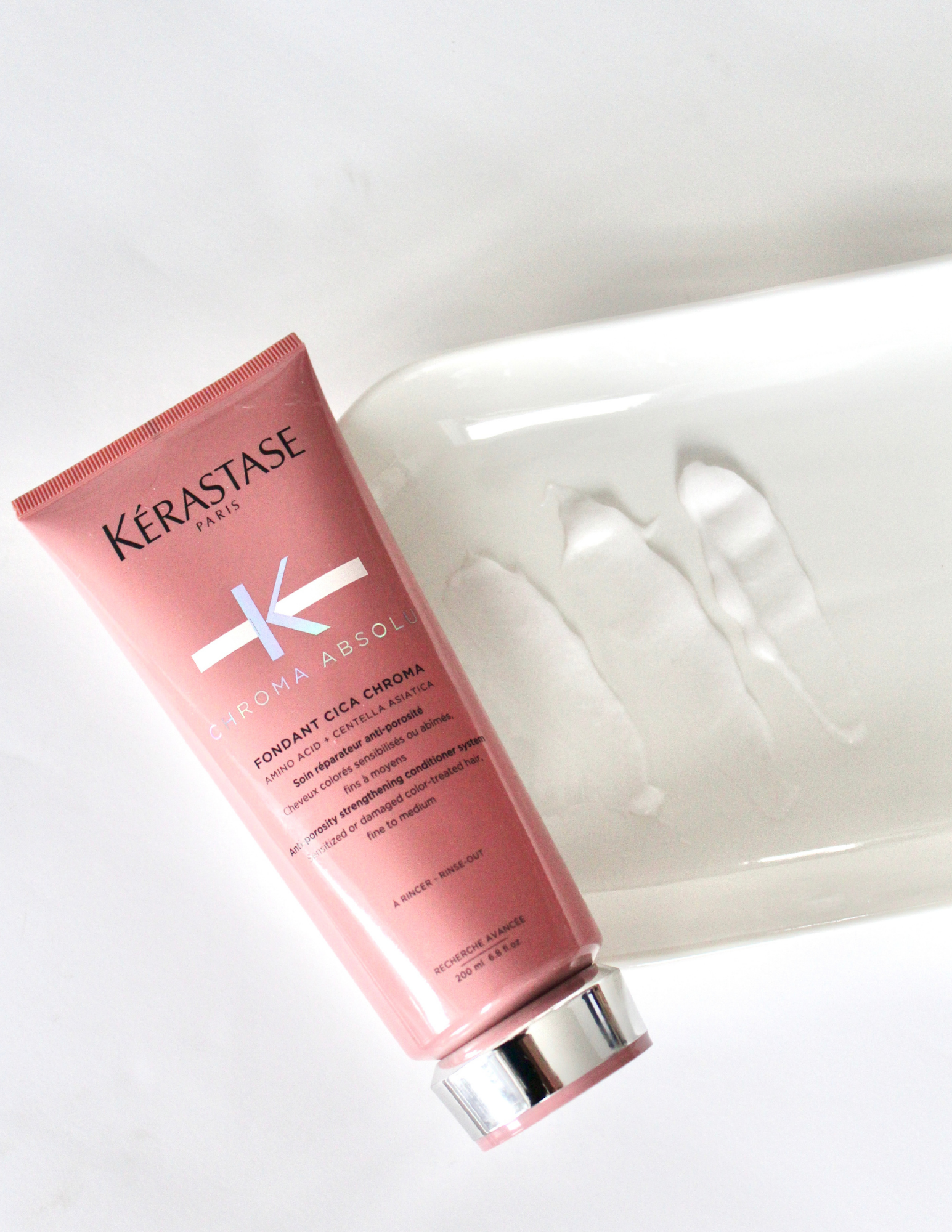 Nouveauté Kérastase - Magasinez Chroma Absolu chez Parikart! Le Fondant Cicachroma est un soin revitalisant intense pour cheveux cheveux colorés. Une formule légère et puissante pénètre dans la fibre capillaire pour hydrater en profondeur et retrouver santé et force.