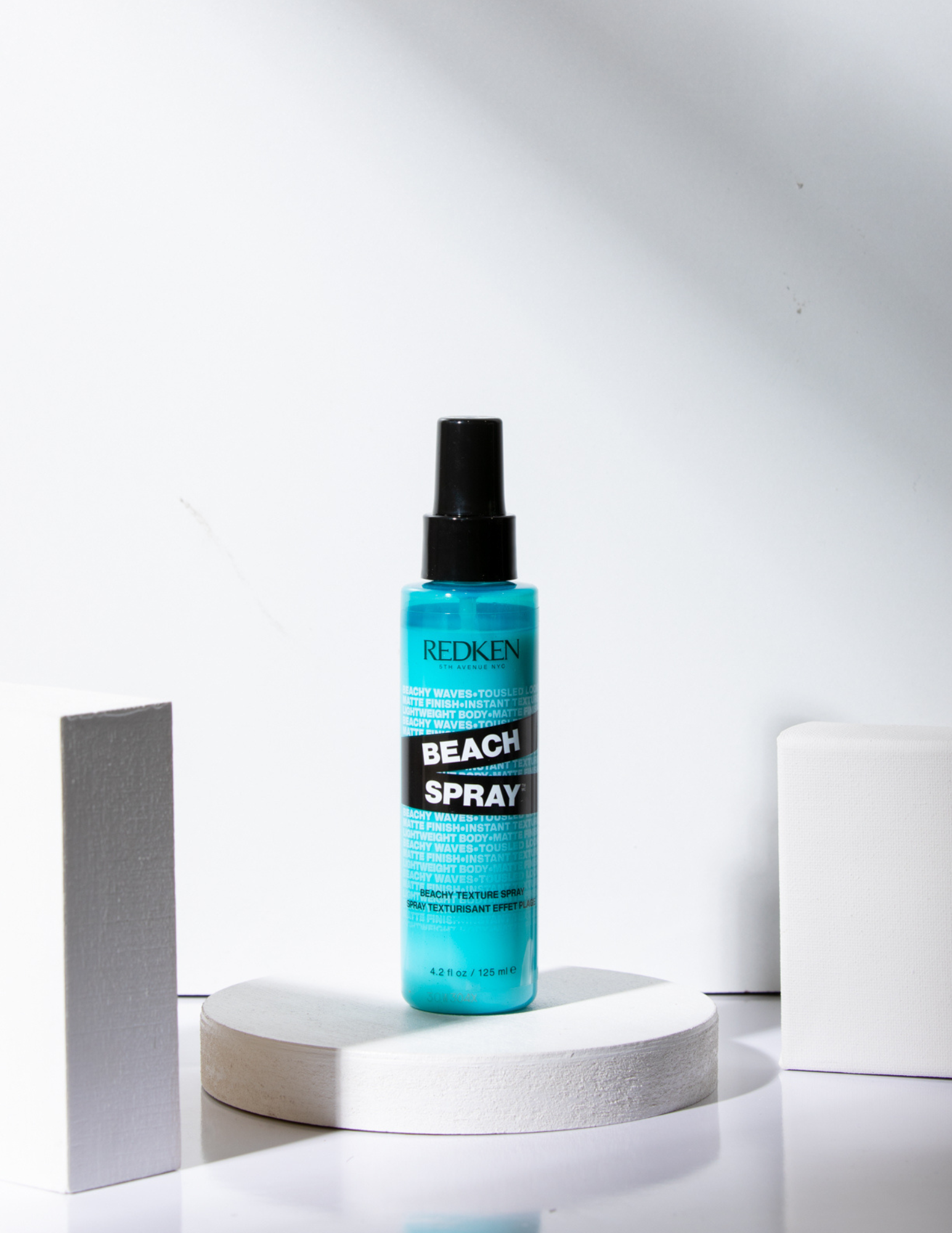 Le Beach spray Redken est un spray sans sel de mer à contrôle moyen qui permet de styliser les looks effet plage ondulés.
