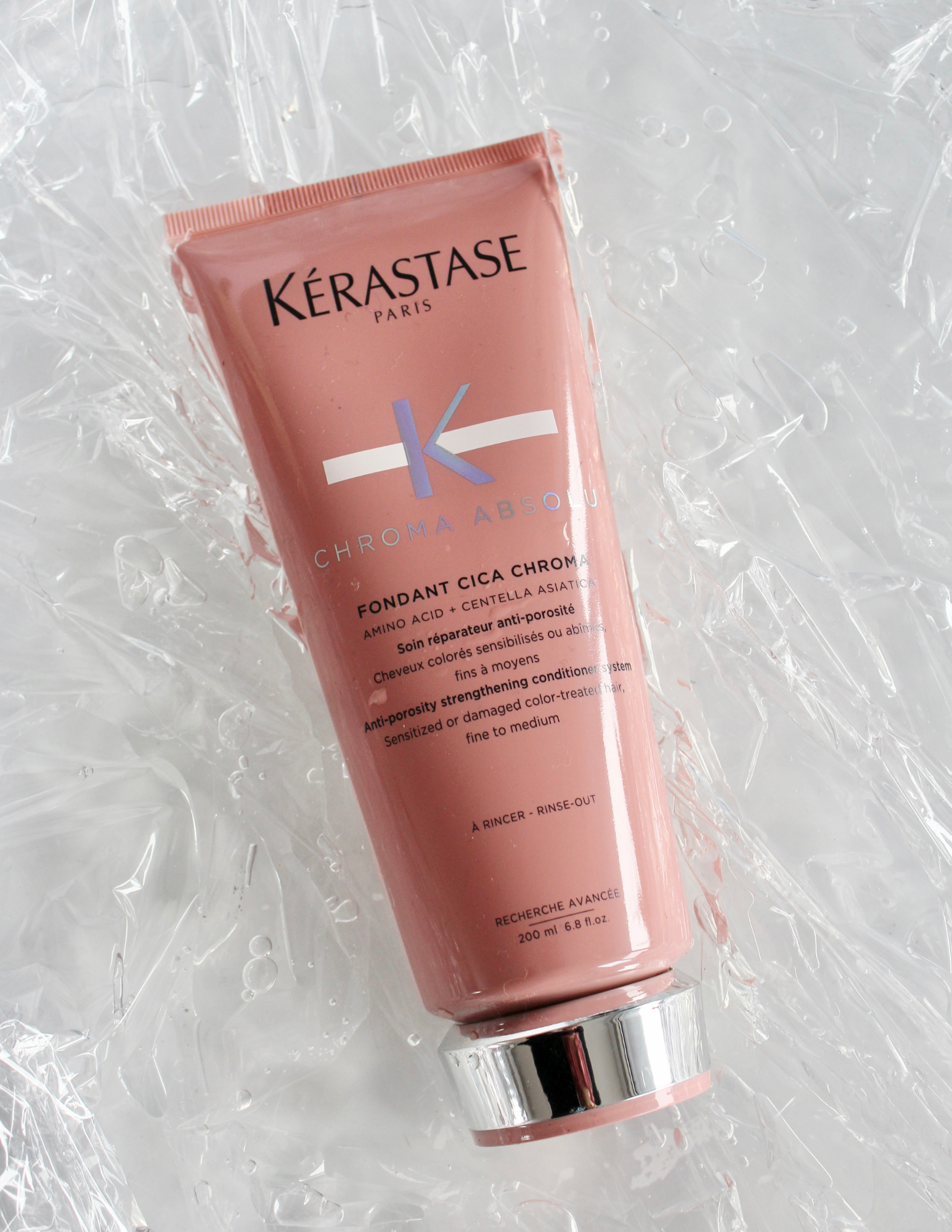 Nouveauté Kérastase - Magasinez Chroma Absolu chez Parikart! Le Fondant Cicachroma est un soin revitalisant intense pour cheveux cheveux colorés. Une formule légère et puissante pénètre dans la fibre capillaire pour hydrater en profondeur et retrouver santé et force.