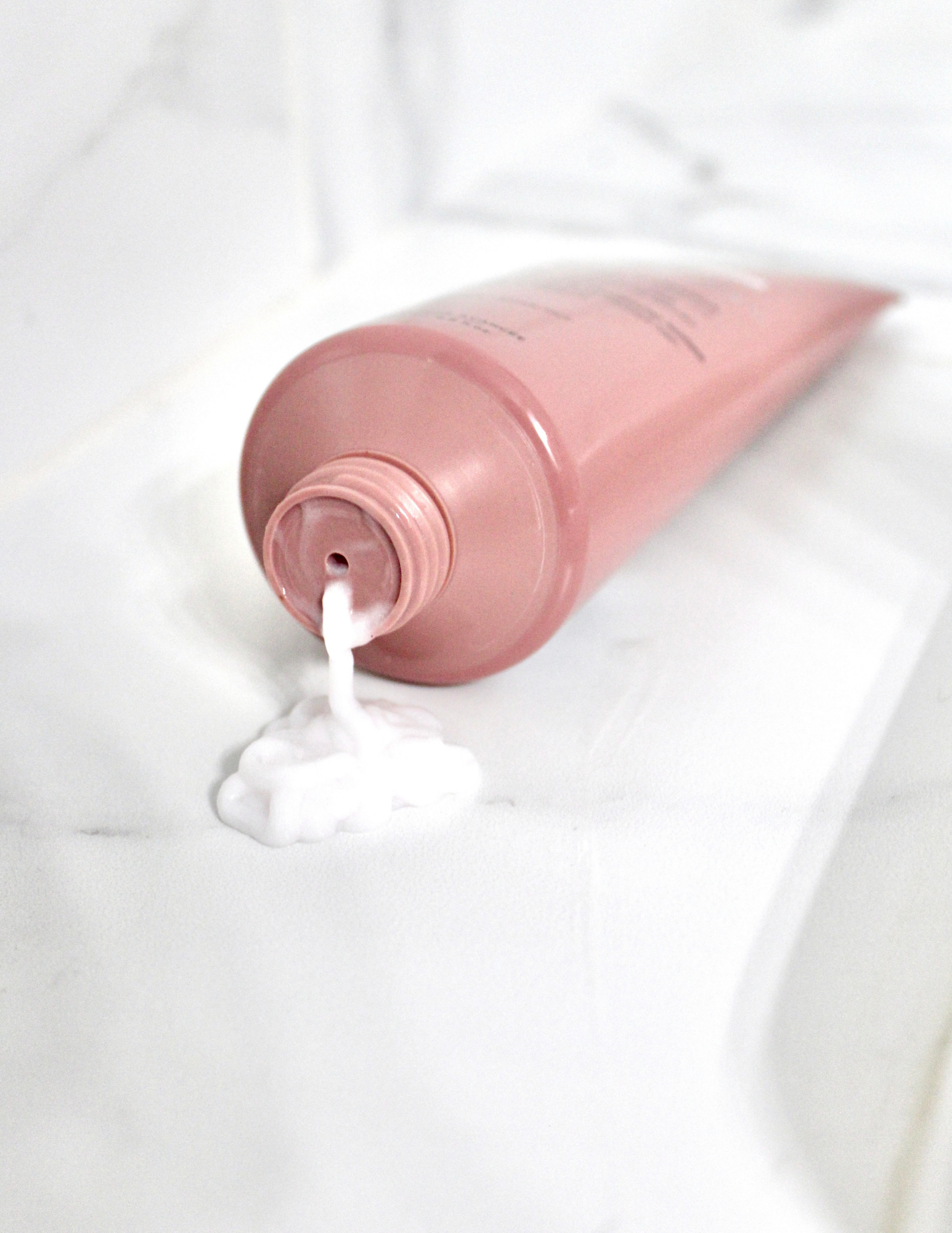 Nouveauté Kérastase - Magasinez Chroma Absolu chez Parikart! Le Fondant Cicachroma est un soin revitalisant intense pour cheveux cheveux colorés. Une formule légère et puissante pénètre dans la fibre capillaire pour hydrater en profondeur et retrouver santé et force.