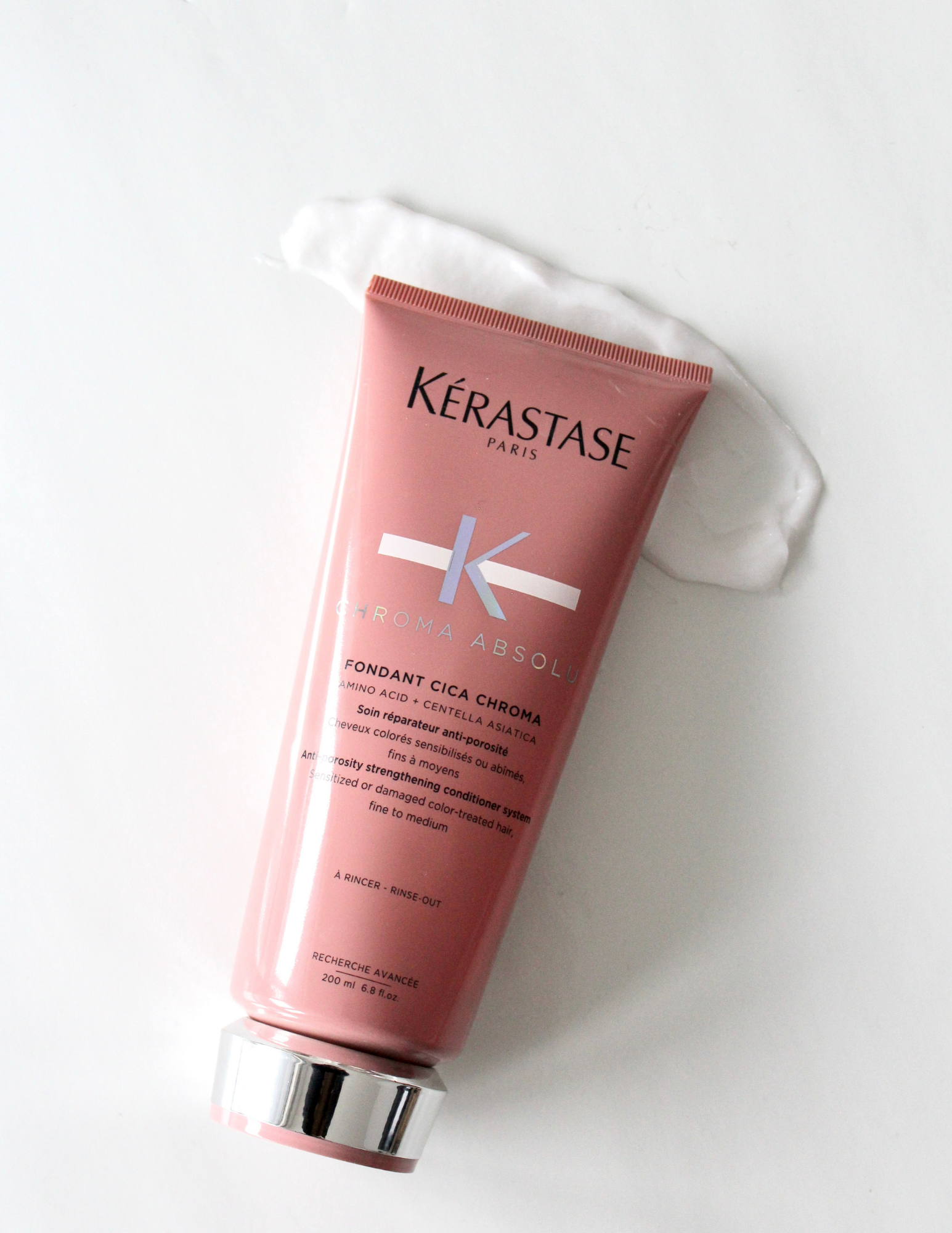 Nouveauté Kérastase - Magasinez Chroma Absolu chez Parikart! Le Fondant Cicachroma est un soin revitalisant intense pour cheveux cheveux colorés. Une formule légère et puissante pénètre dans la fibre capillaire pour hydrater en profondeur et retrouver santé et force.
