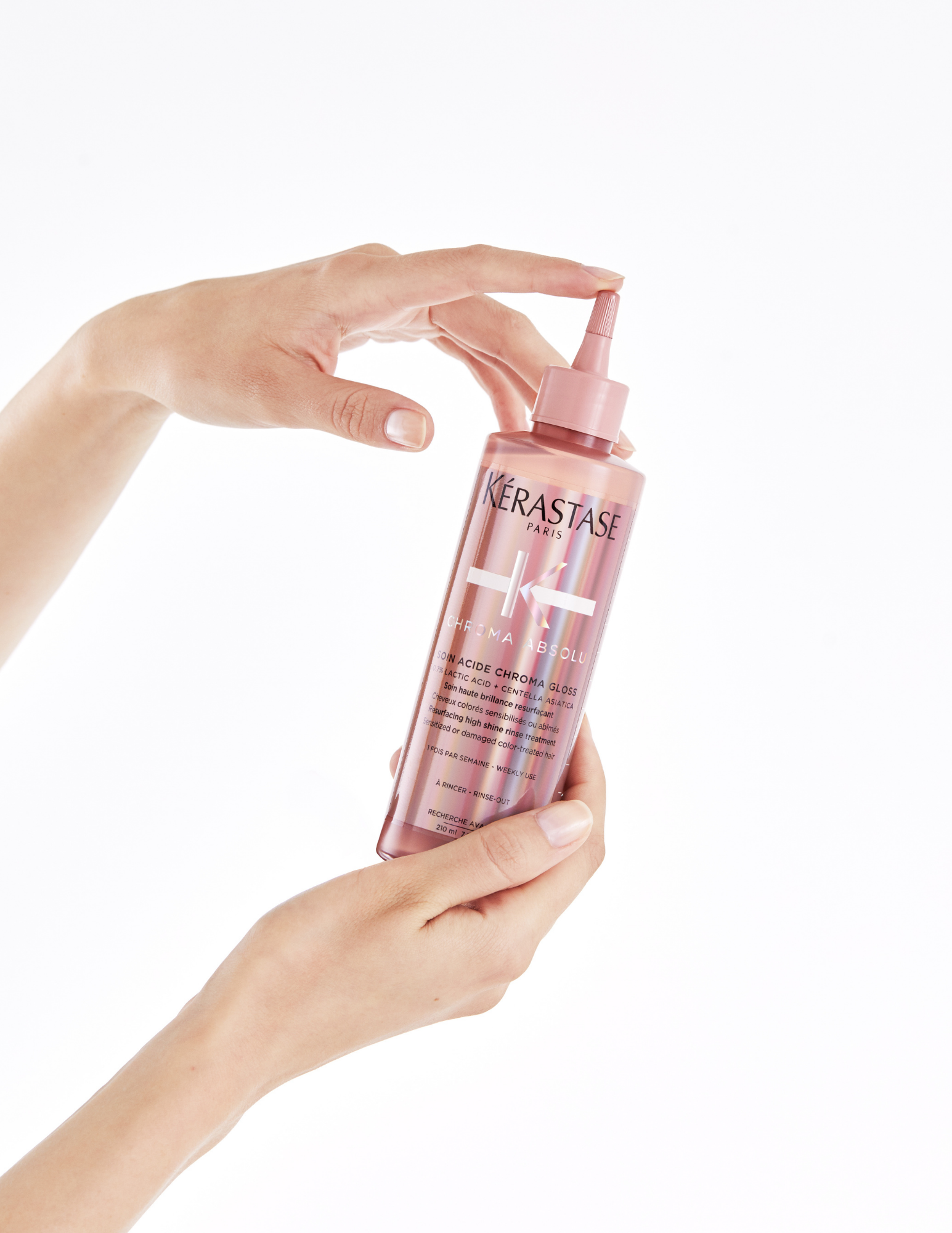 Nouveauté Kérastase - Magasinez Chroma Absolu chez Parikart! Le Soin Acide Chroma Gloss est un fluide transparent qui se transforme en un lait blanc riche sous la douche pour resurfacer complètement les cheveux contre les minéraux ternes. C'est un révélateur d'éclat en bouteille!