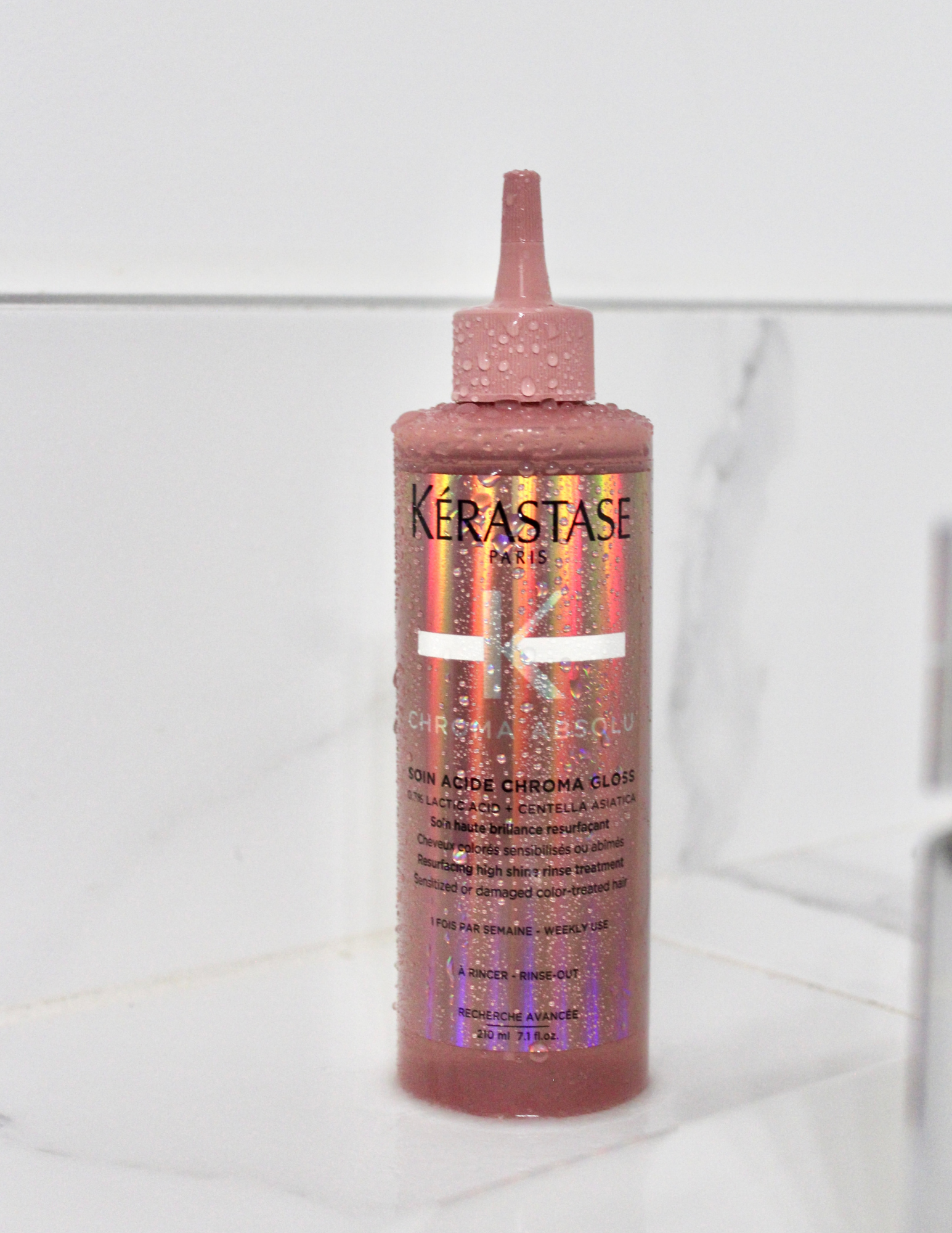 Nouveauté Kérastase - Magasinez Chroma Absolu chez Parikart! Le Soin Acide Chroma Gloss est un fluide transparent qui se transforme en un lait blanc riche sous la douche pour resurfacer complètement les cheveux contre les minéraux ternes. C'est un révélateur d'éclat en bouteille!