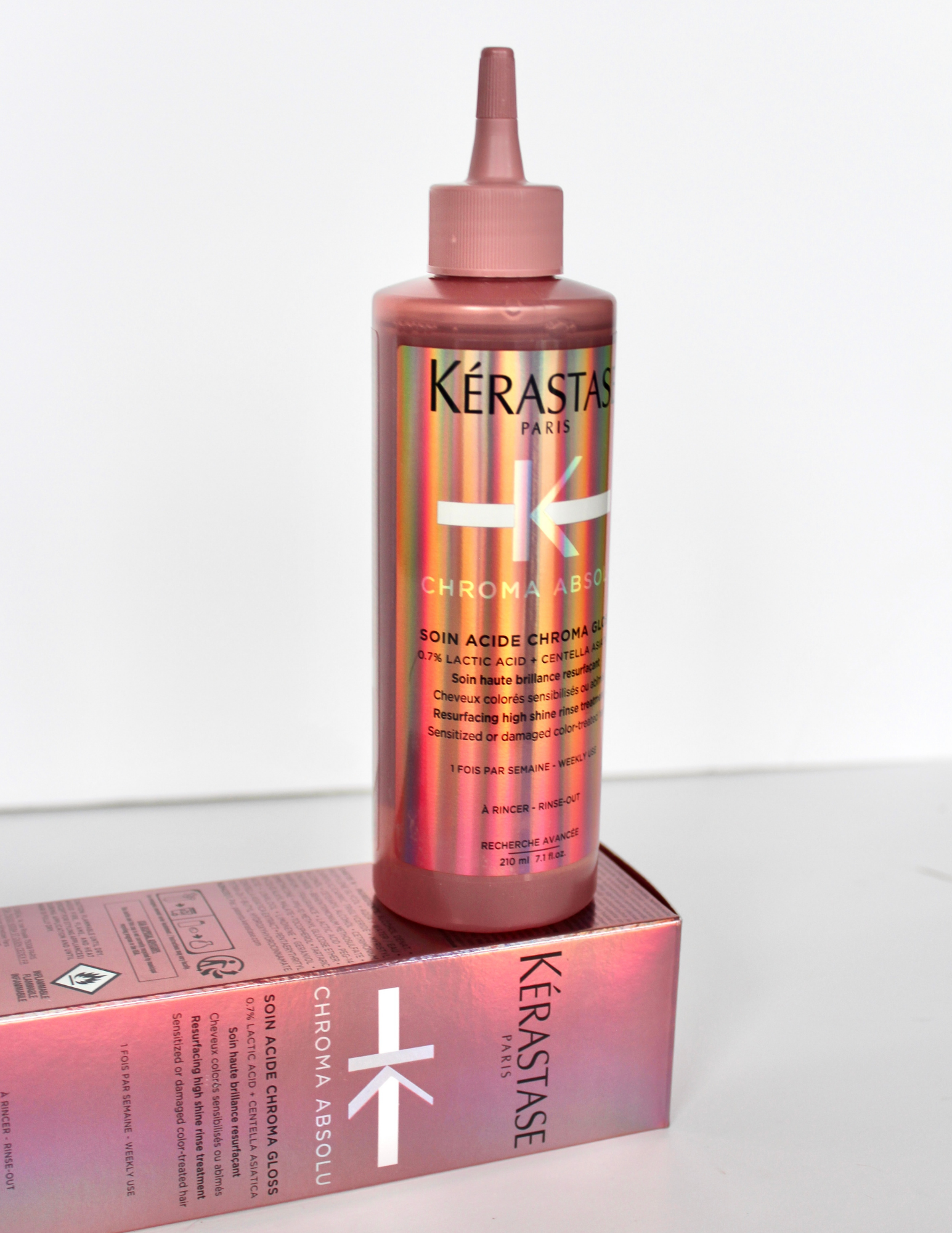 Nouveauté Kérastase - Magasinez Chroma Absolu chez Parikart! Le Soin Acide Chroma Gloss est un fluide transparent qui se transforme en un lait blanc riche sous la douche pour resurfacer complètement les cheveux contre les minéraux ternes. C'est un révélateur d'éclat en bouteille!