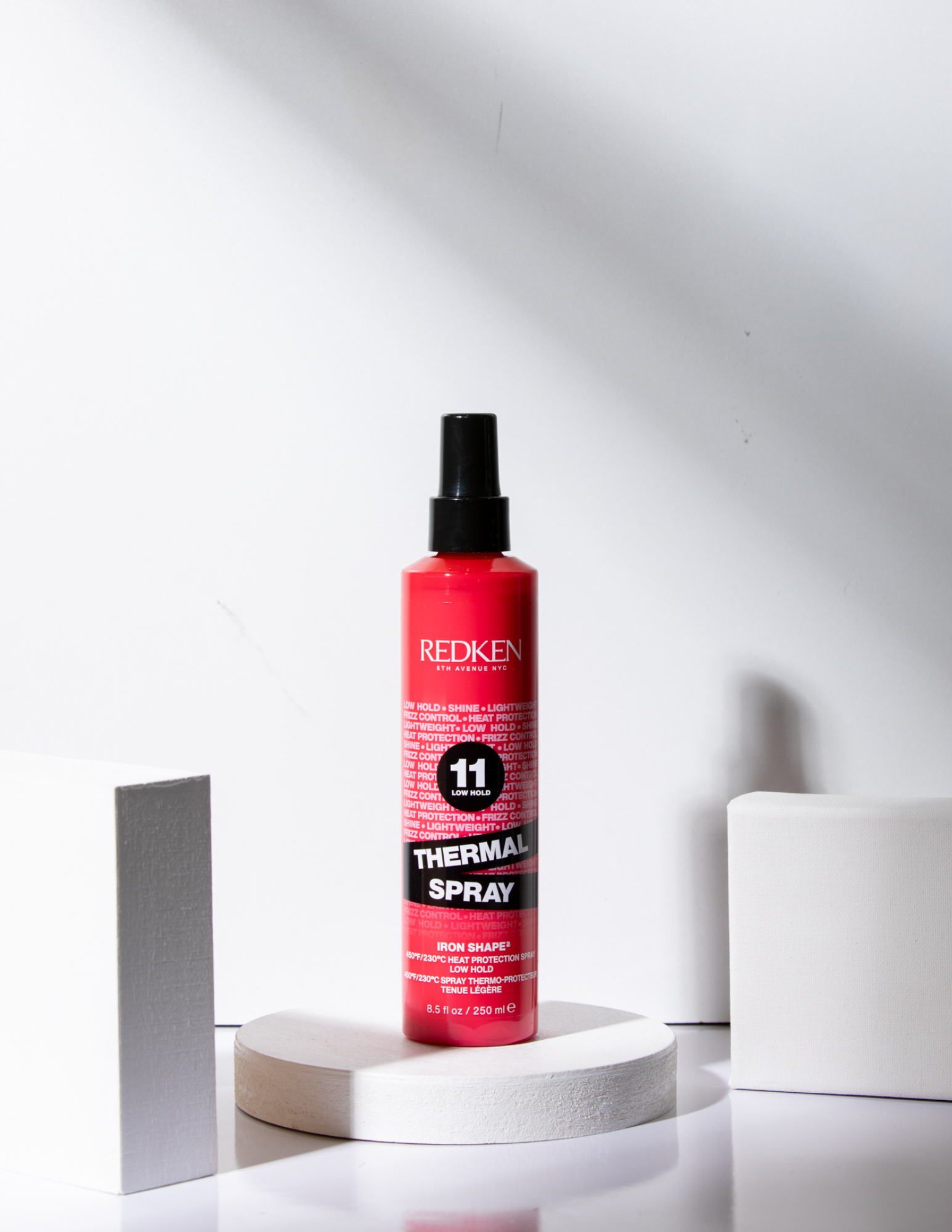 Le Thermal Spray 11 de Redken est un spray de protection contre la chaleur thermique léger qui protège les cheveux et laisse une finition lisse et soyeuse après le coiffage à la chaleur. Il est parfait à utiliser avec des outils jusqu'à 450 degrés pour protéger les cheveux, ajouter de la brillance et réduire les frisottis.