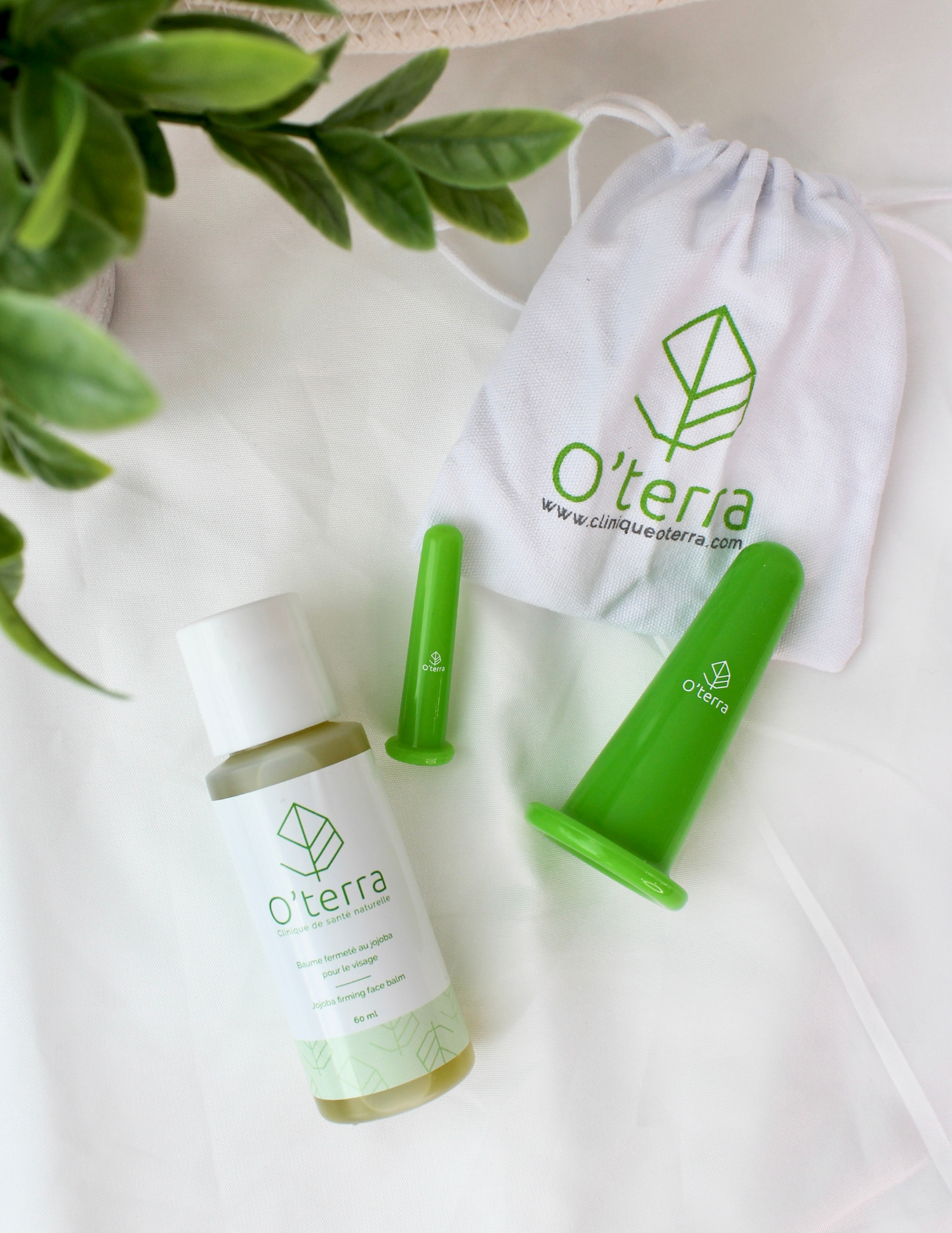 Ce duo est idéal pour donner un effet de fermeté & liftant au visage. La microcirculation sanguine sera stimulée afin de drainer en plus d’augmenter la production du collagène et d’acide hyaluronique de façon naturelle. Livraison rapide et gratuite dès 50$