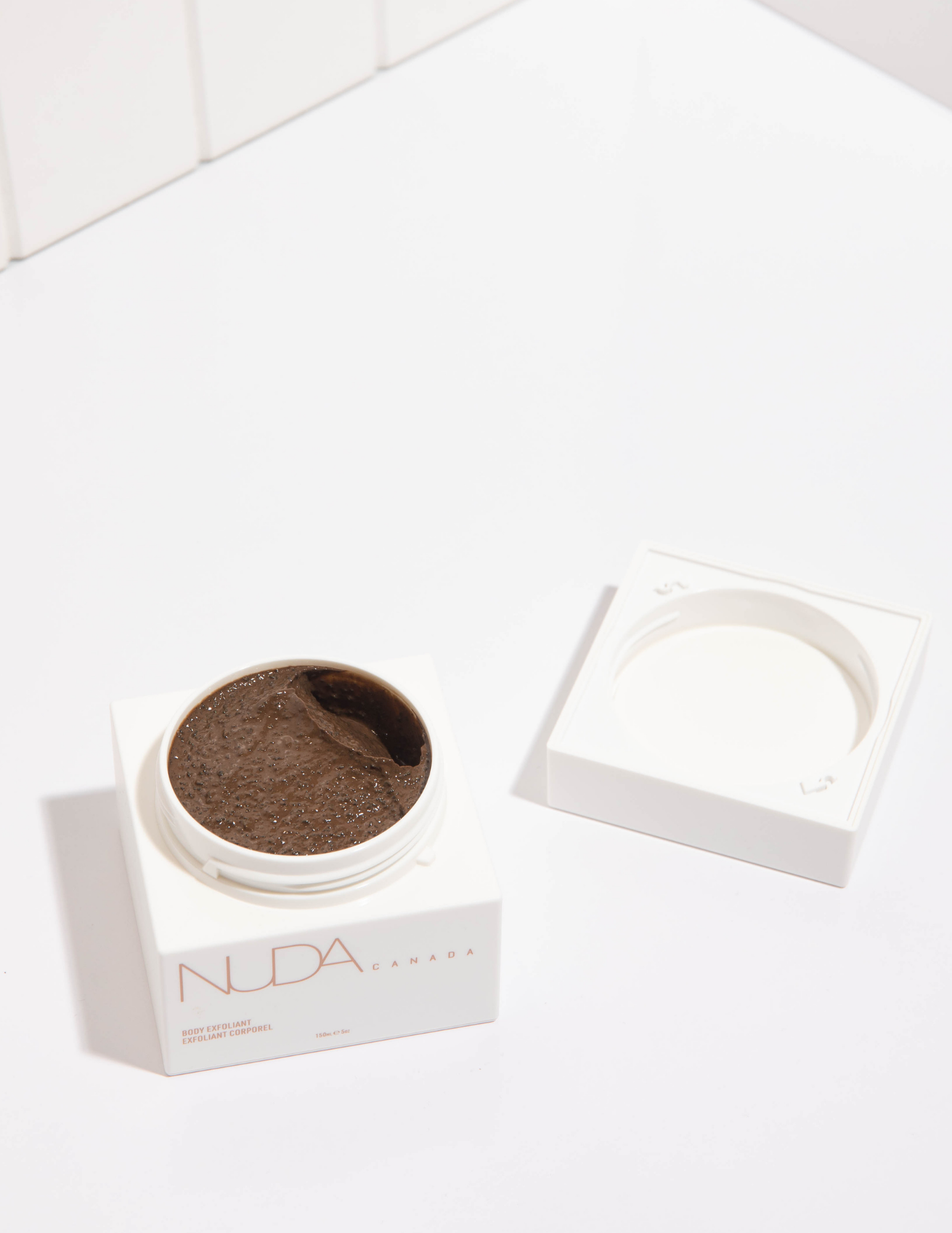 Cet exfoliant pour le corps fait à partir de café Arabica est conçu pour éliminer les cellules mortes et les impuretés en douceur. Enrichi d’huile de noix de coco et de vitamine E, il favorise le maintien d’une peau saine, lisse et éclatante et aide à la régénération de l’épiderme. Livraison rapide et gratuite dès 50$