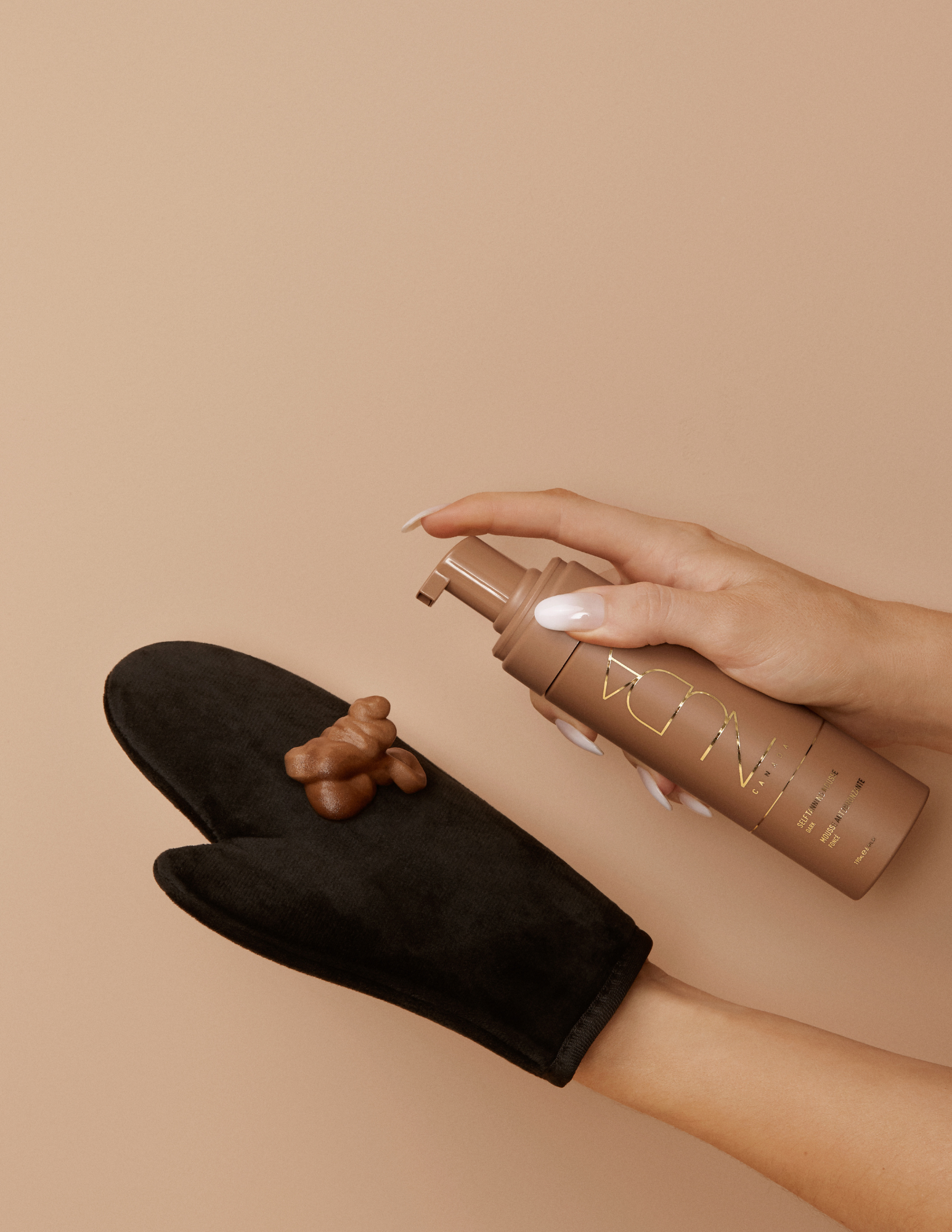Un gant d’application doux sur la peau qui permet d’éviter les stries et taches. Lavable et réutilisable, le Gant d’application pour autobronzant permet d’appliquer les produits autobronzants sans tache et de manière uniforme. Livraison rapide et gratuite dès 50$