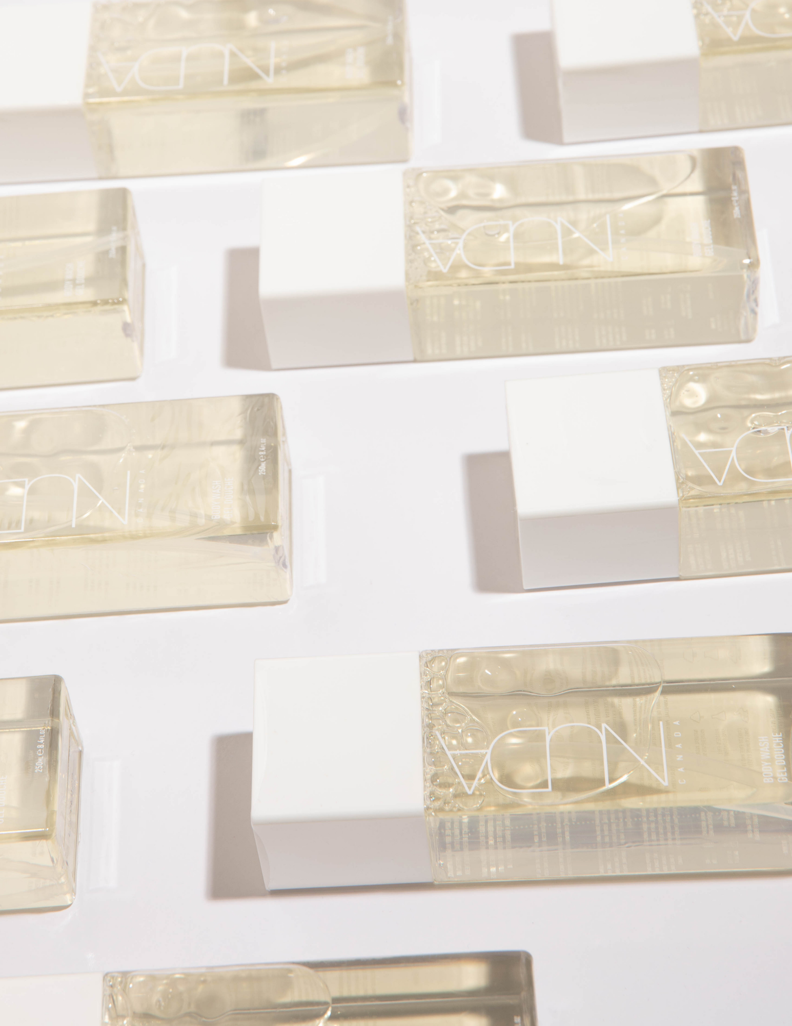 Ce gel douche riche en antioxydants aidera à préserver un bronzage uniforme et de longue durée. Infusé d’extrait de vanille, d’extrait de citron et de gardénia pour rafraîchir et adoucir la peau, ce produit est le nouveau must de votre routine quotidienne. Livraison rapide et gratuite dès 50$