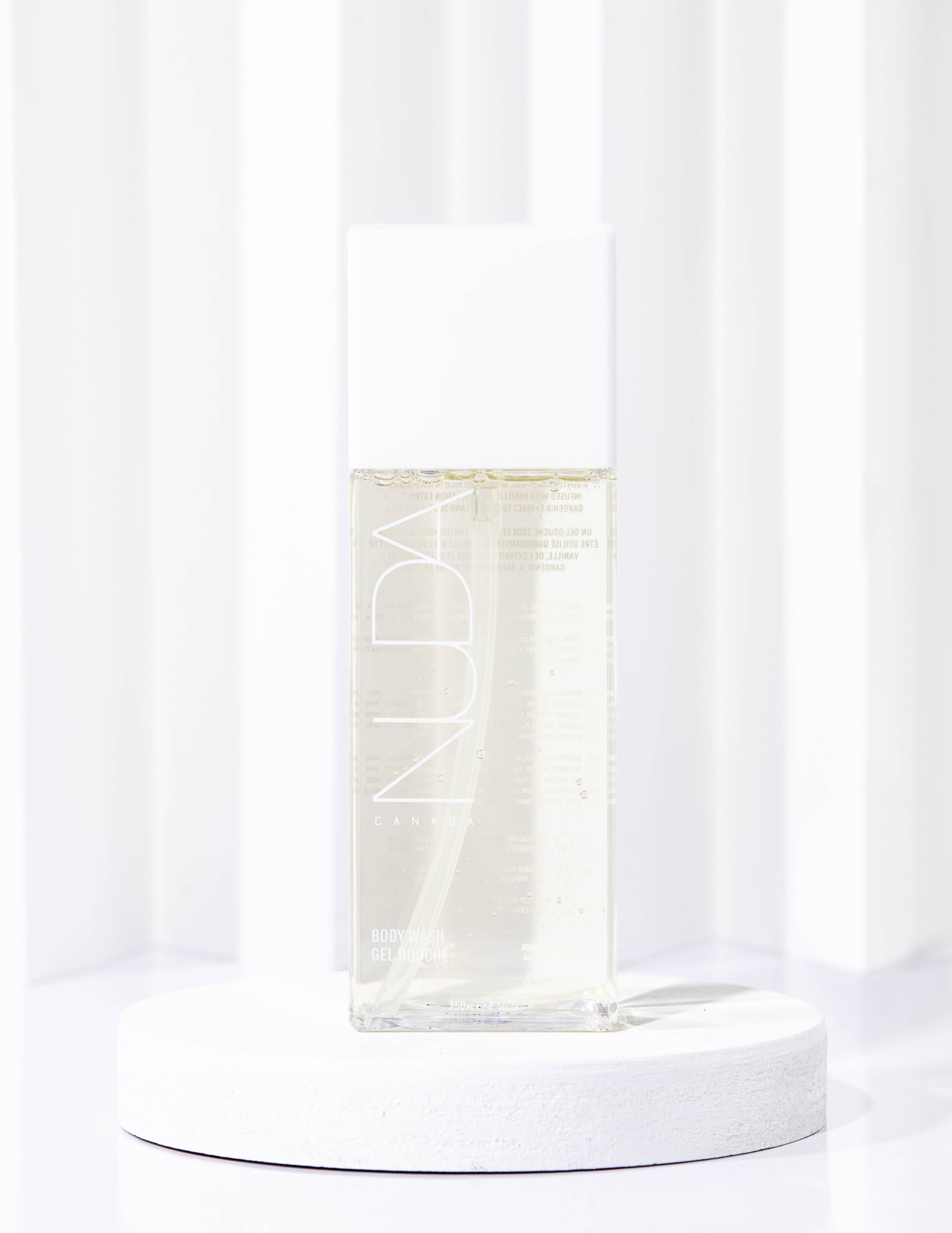 Ce gel douche riche en antioxydants aidera à préserver un bronzage uniforme et de longue durée. Infusé d’extrait de vanille, d’extrait de citron et de gardénia pour rafraîchir et adoucir la peau, ce produit est le nouveau must de votre routine quotidienne. Livraison rapide et gratuite dès 50$