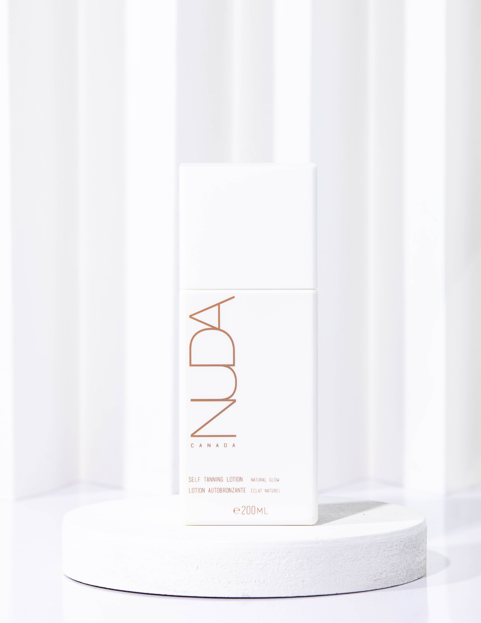 La lotion autobronzante Nuda riche et hydratante est conçue pour offrir un teint sublime d’apparence naturelle durant plusieurs jours. Enrichie d’hyaluronate de sodium et de vitamine C, la lotion autobronzante laisse la peau douce et bronzée après chaque application. Livraison rapide et gratuite dès 50$