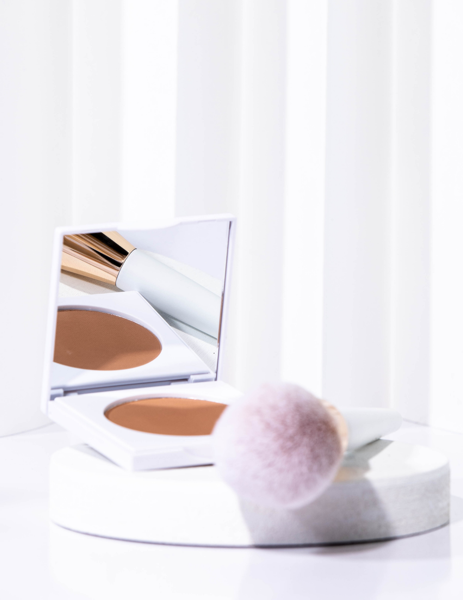 Cette poudre bronzante matifiante longue durée offre un look bronzé instantané. Elle est enrichie avec de l’extrait de jojoba, de papaye et de mangue pour offrir un teint radieux. Livraison rapide et gratuite dès 50$