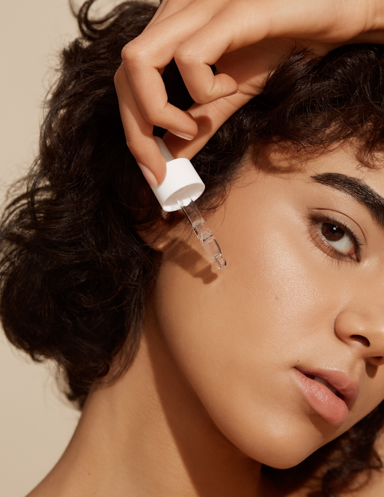 Le sérum autobronzant Nuda offre à la fois une hydratation quotidienne et un bronzage graduel de la peau du visage et du cou. Enrichi d'antioxydants et de vitamine E, ce sérum nourrit et illumine la peau tout en lui donnant un sublime teint bronzé. Livraison rapide et gratuite dès 50$