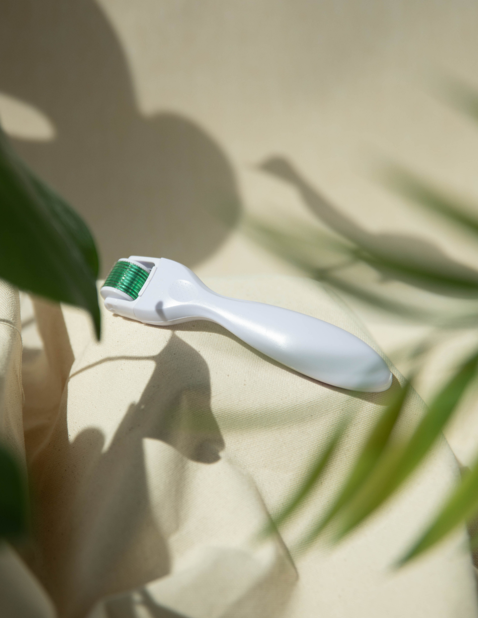 Le dermaroller est un outil de beauté qui crée des micro-perforations afin d'activer la régénération de la peau. Les micro-perforations permettent entre autres de stimuler la production de collagène et d'améliorer la texture de la peau. Livraison rapide et gratuite dès 50$