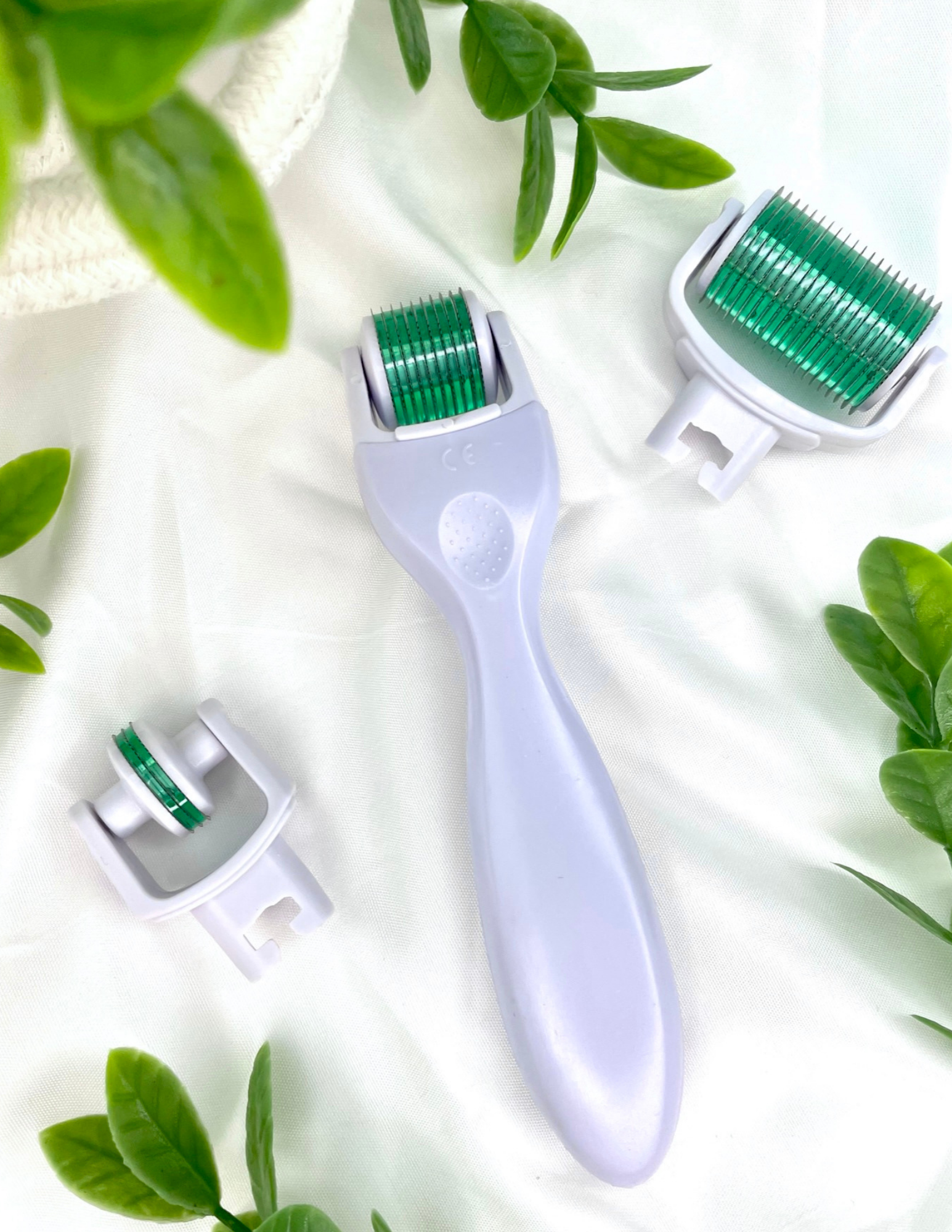 Le dermaroller est un outil de beauté qui crée des micro-perforations afin d'activer la régénération de la peau. Les micro-perforations permettent entre autres de stimuler la production de collagène et d'améliorer la texture de la peau. Livraison rapide et gratuite dès 50$