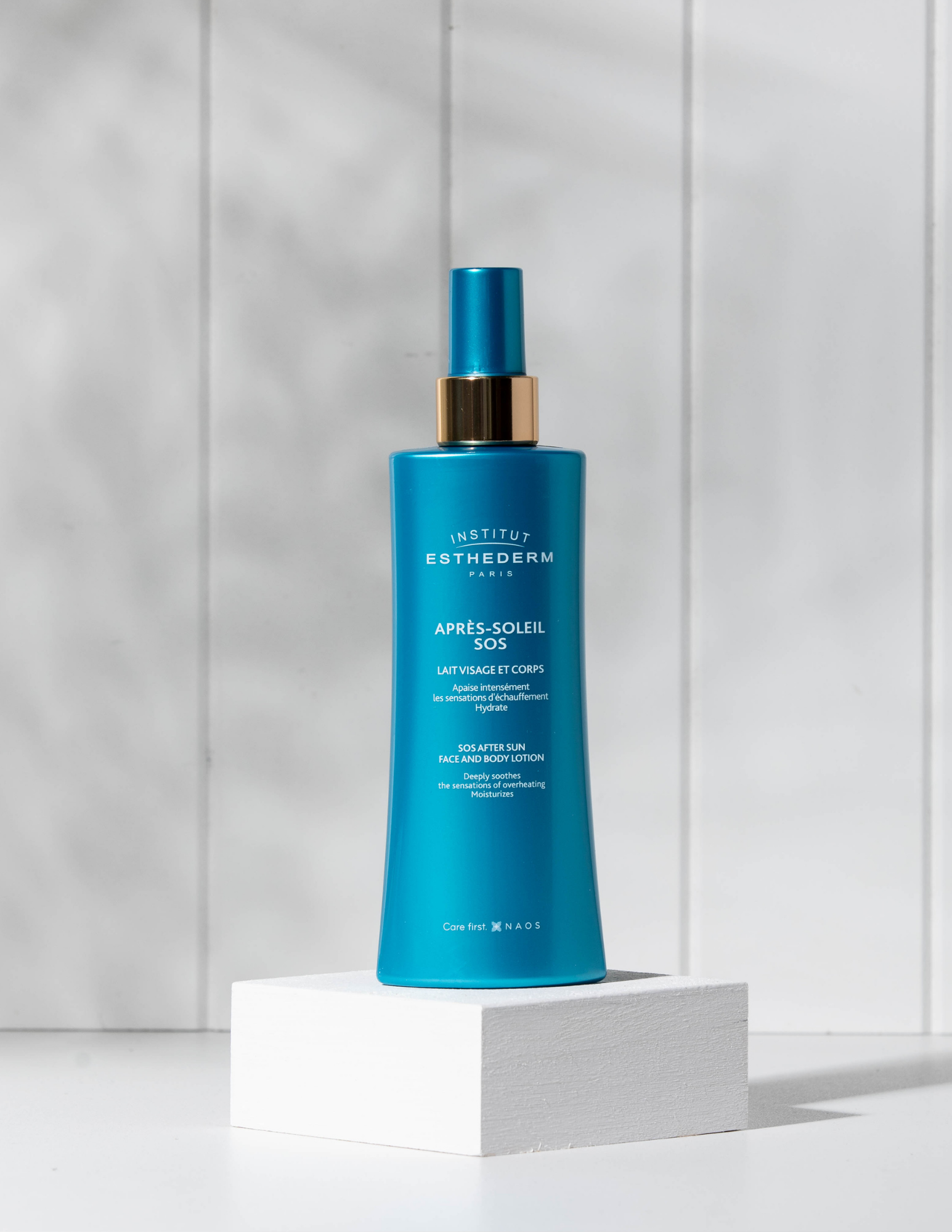Ce soin SOS pour le corps et le visage apaise et répare les peaux agressées et rougies par le soleil suite à une surexposition. Sa formule apaisante calme la peau rougie par le soleil et aide à normaliser la réactivité. Livraison rapide et gratuite dès 50$