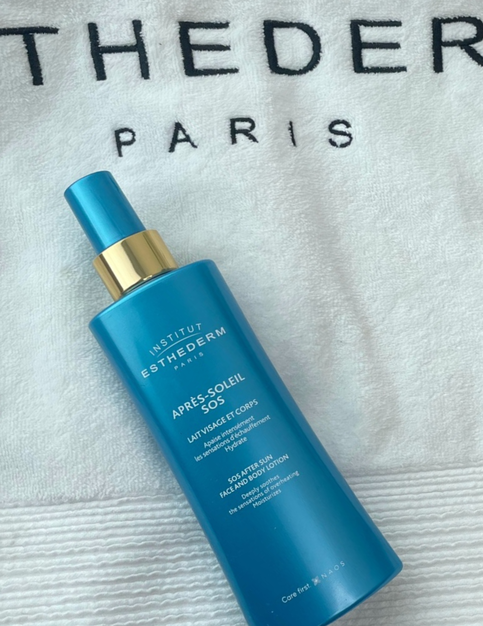 Ce soin SOS pour le corps et le visage apaise et répare les peaux agressées et rougies par le soleil suite à une surexposition. Sa formule apaisante calme la peau rougie par le soleil et aide à normaliser la réactivité. Livraison rapide et gratuite dès 50$