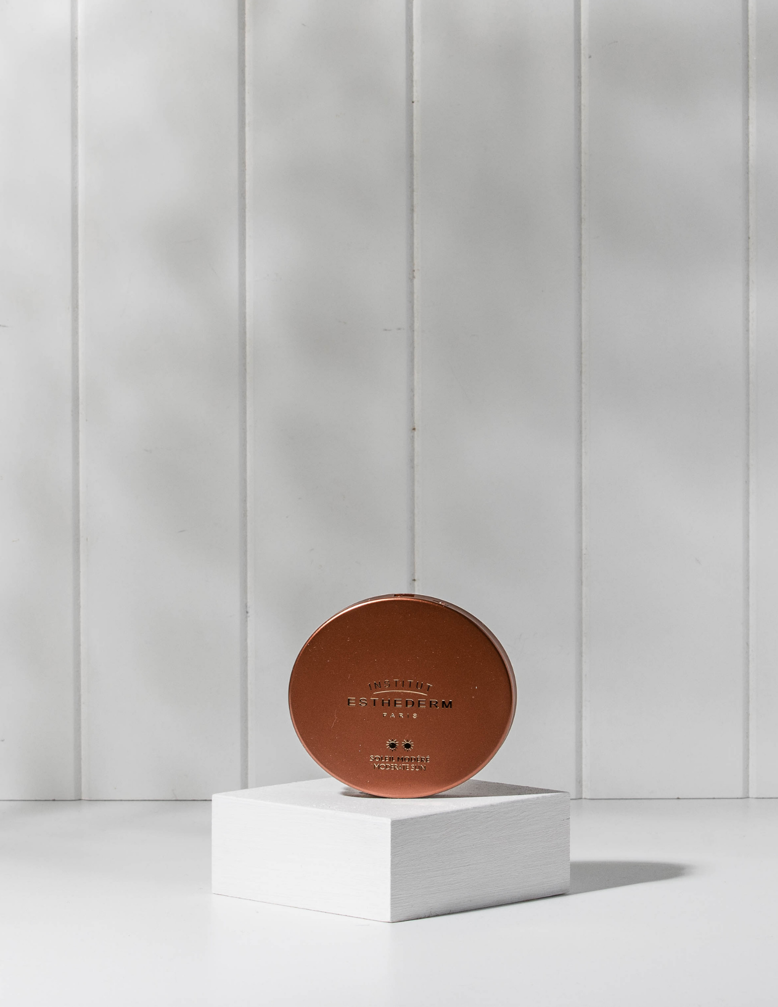 Poudre 100 % minérale qui sublime immédiatement le teint grâce à son mélange de pigments et de nacres irisés. Elle va protéger votre peau des agressions environnementales comme de la pollution et de la sécheresse. Livraison rapide et gratuite dès 50$