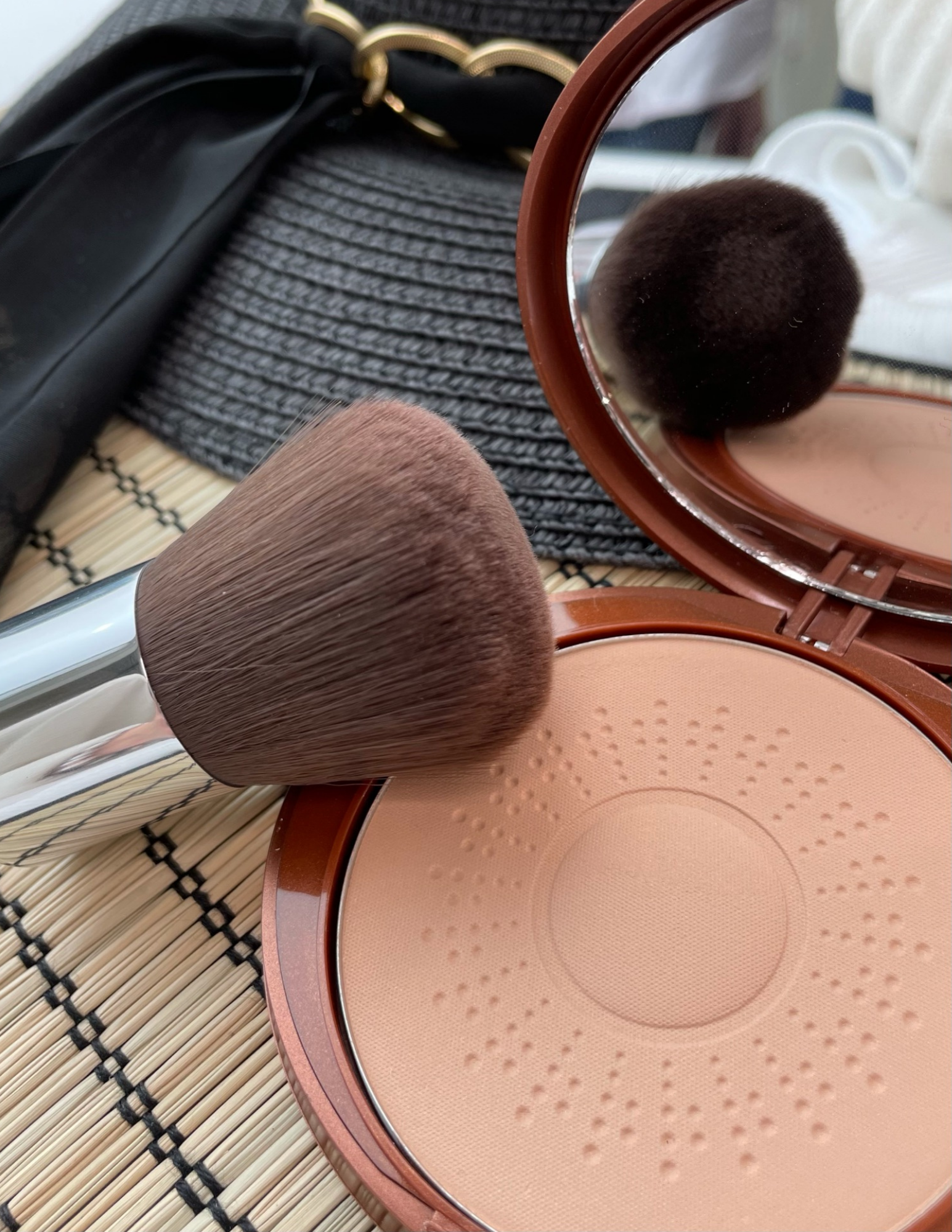 Poudre 100 % minérale qui sublime immédiatement le teint grâce à son mélange de pigments et de nacres irisés. Elle va protéger votre peau des agressions environnementales comme de la pollution et de la sécheresse. Livraison rapide et gratuite dès 50$