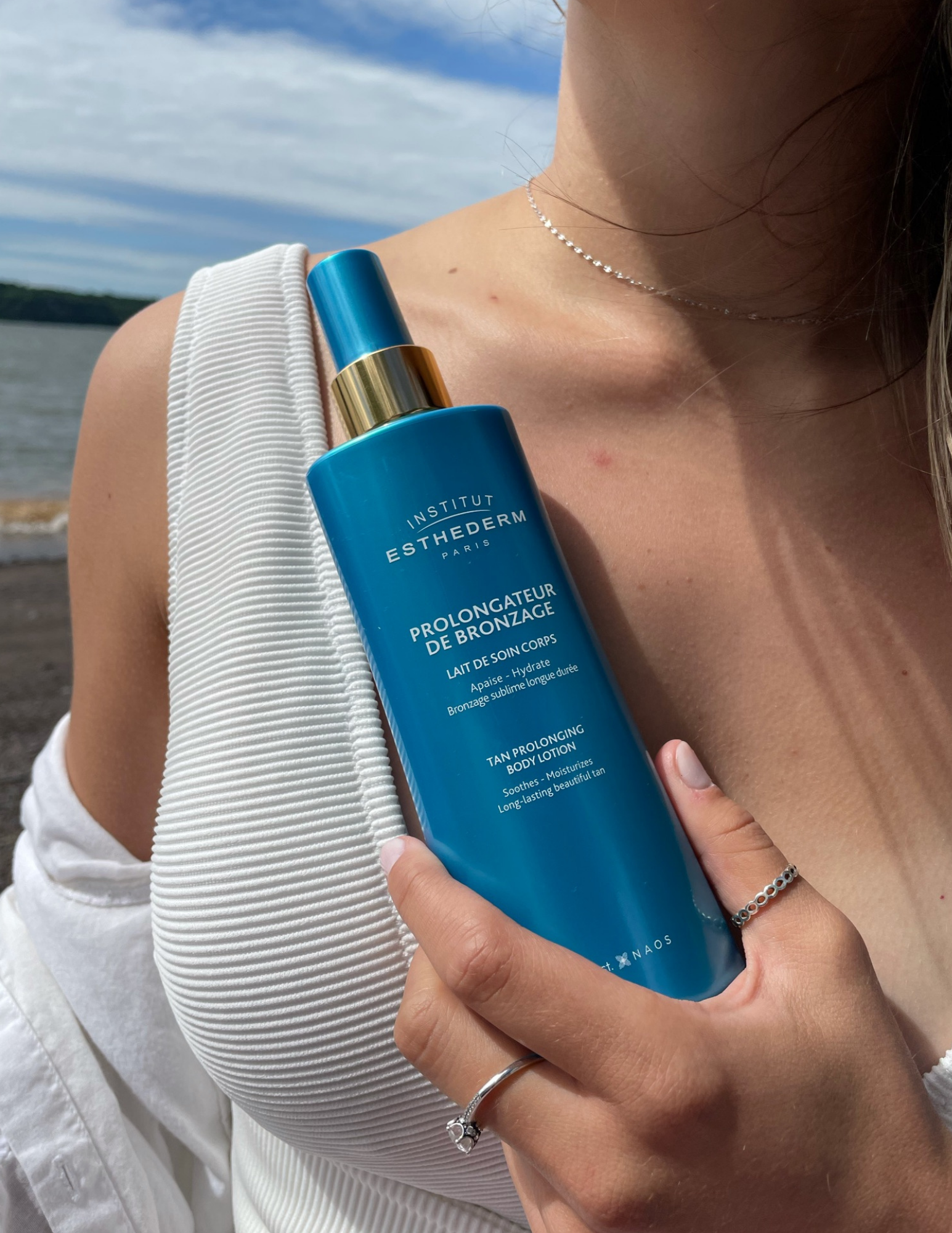La formule hydratante de cet après-soleil réhydrate la peau pour lui redonner du confort. Il permet d’éviter la desquamation de la peau et de prolonger l’éclat et la tenue du bronzage. La peau est plus douce et lumineuse. Livraison rapide et gratuite dès 50$