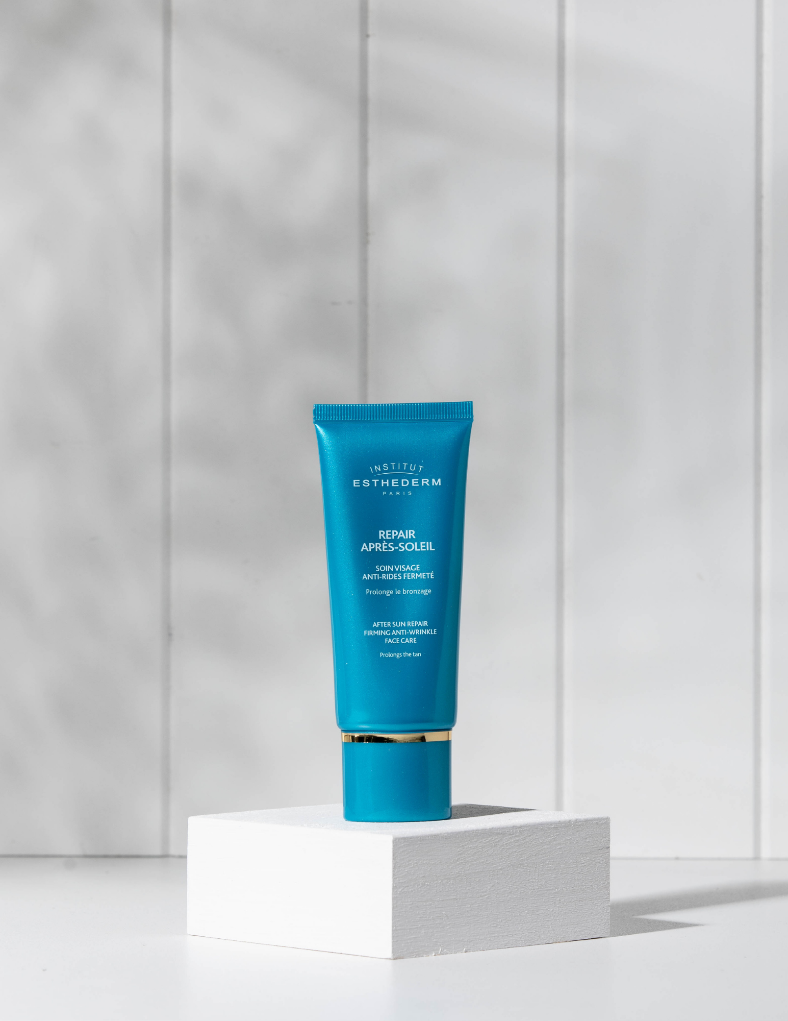 Cette crème hydratante anti-rides répare et protège la peau suite à l’exposition au soleil. Les rides et ridules sont lissées et la peau fraîche et apaisée. « Le soin idéal après soleil. » Livraison rapide et gratuite dès 50$