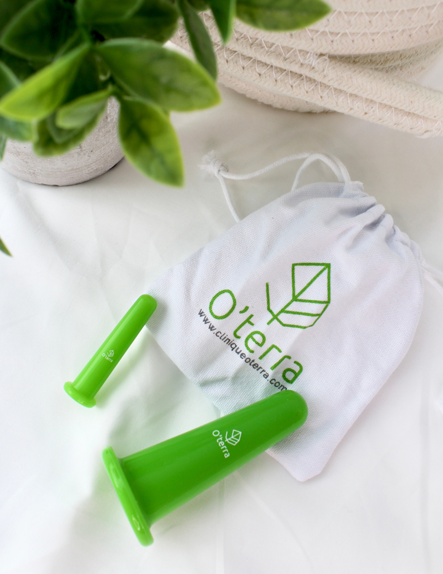 Les ventouses visages O'Terra sont spécialement conçues pour donner un effet de fermeté et un effet lifting à la peau du visage. Les utiliser contribue à augmenter la circulation sanguine en plus de favoriser la production de collagène et d'acide hyaluronique naturel. Livraison rapide et gratuite dès 50$