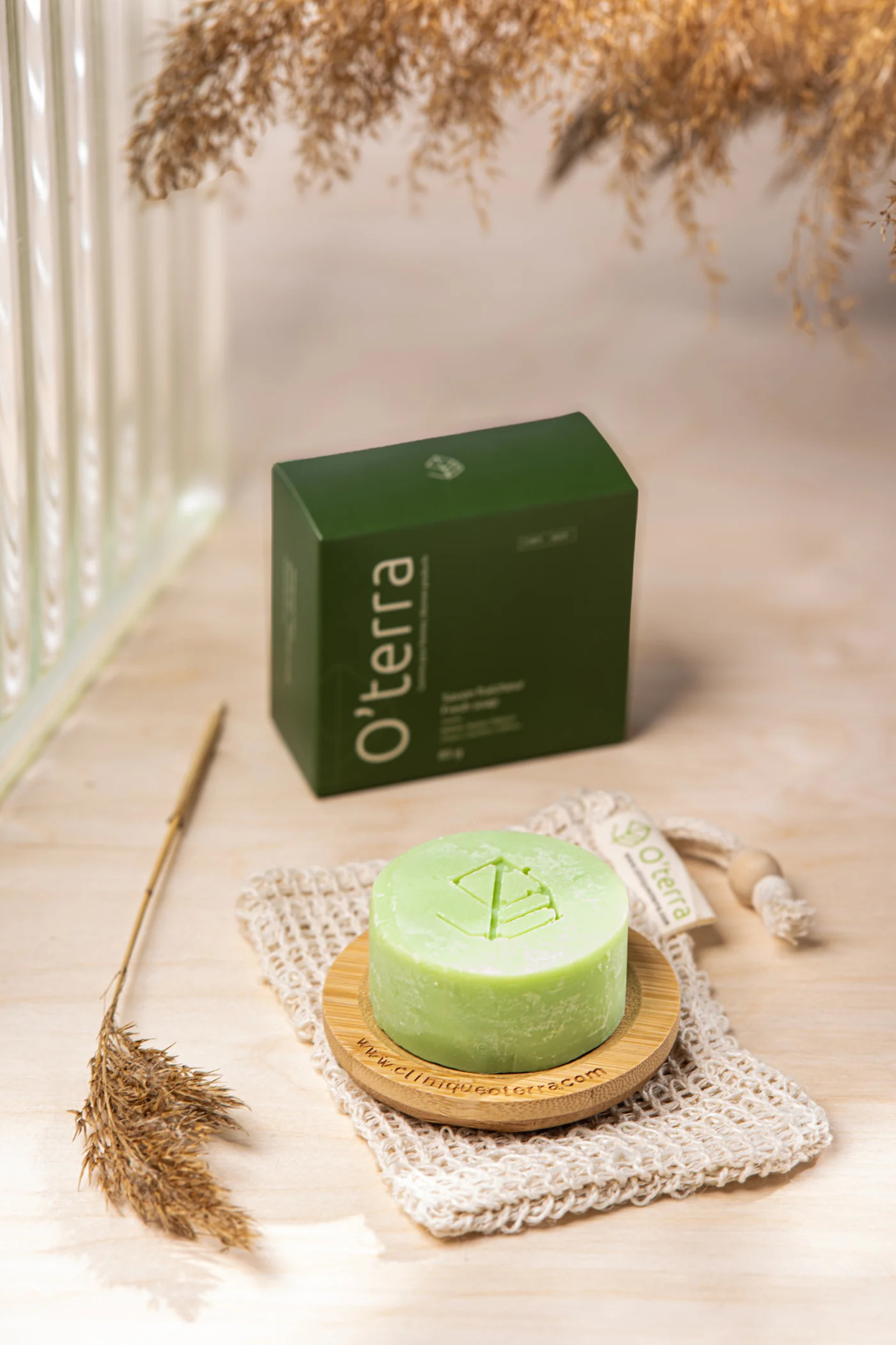 Fresh white grapefruit soap &amp; exfoliating pouch set - O'terra