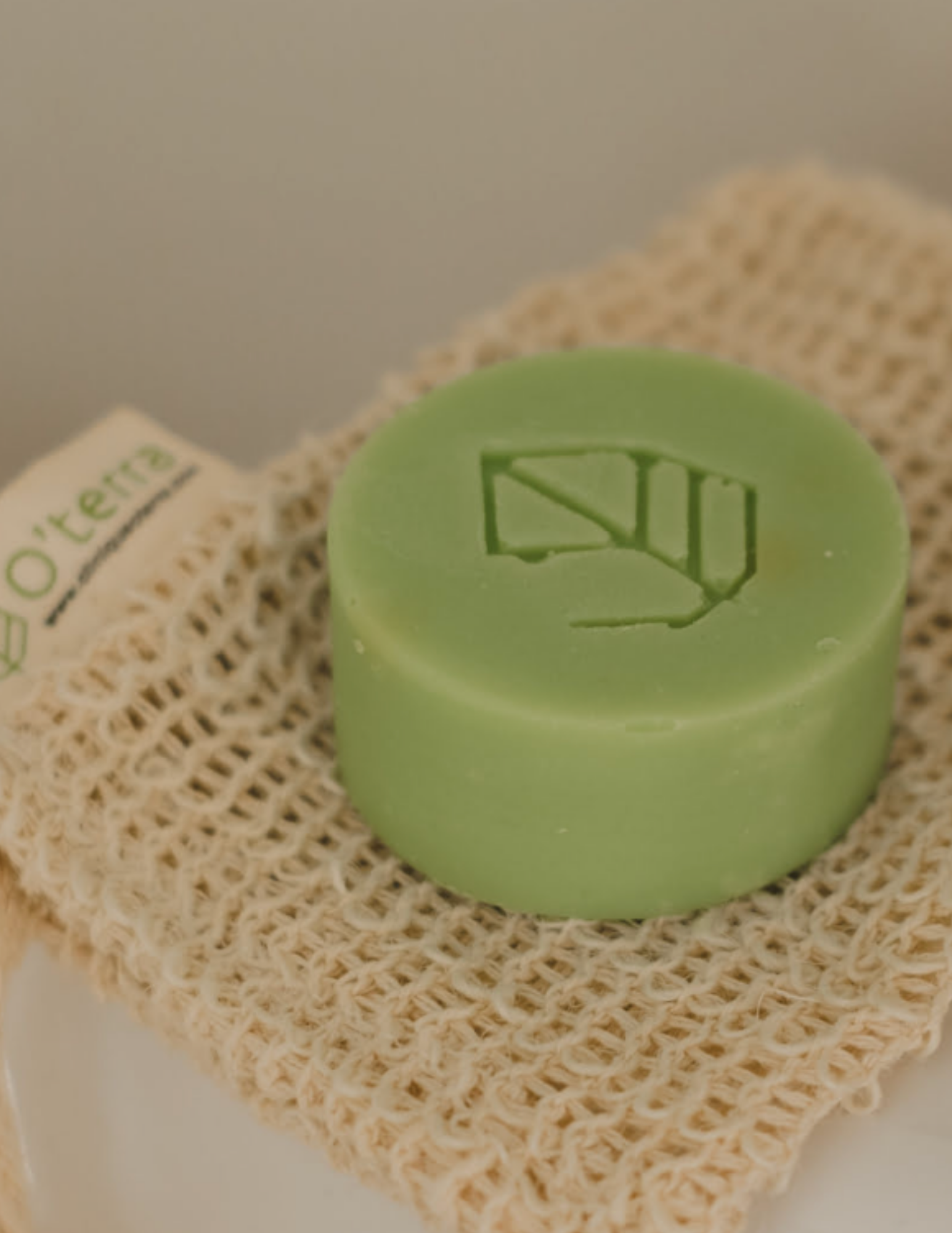 Fresh white grapefruit soap &amp; exfoliating pouch set - O'terra