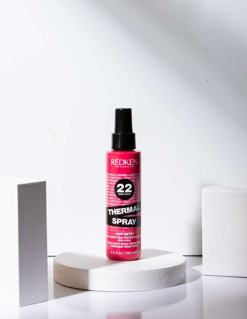 Le Thermal Spray 22 de Redken est une brume thermprotectrice qui offre une méga tenue et une protection contre la chaleur jusqu'à 450 degrés. Ce produit professionnel ajoute de la brillance, offre un contrôle anti-frisottis et offre une longue tenue. 