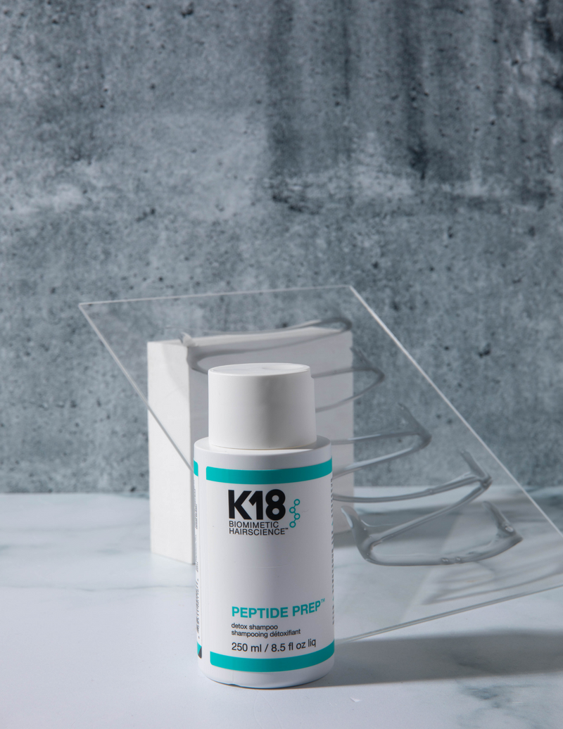 Le shampoing détoxifiant Peptide Prep de K18 nettoie en profondeur les cheveux et le cuir chevelu. Sa mousse non-décapante permet de désengorger les follicules pileux tout en éliminant la saleté, les huiles, les silicones et les résidus de produits. Livraison rapide et gratuite dès 50$