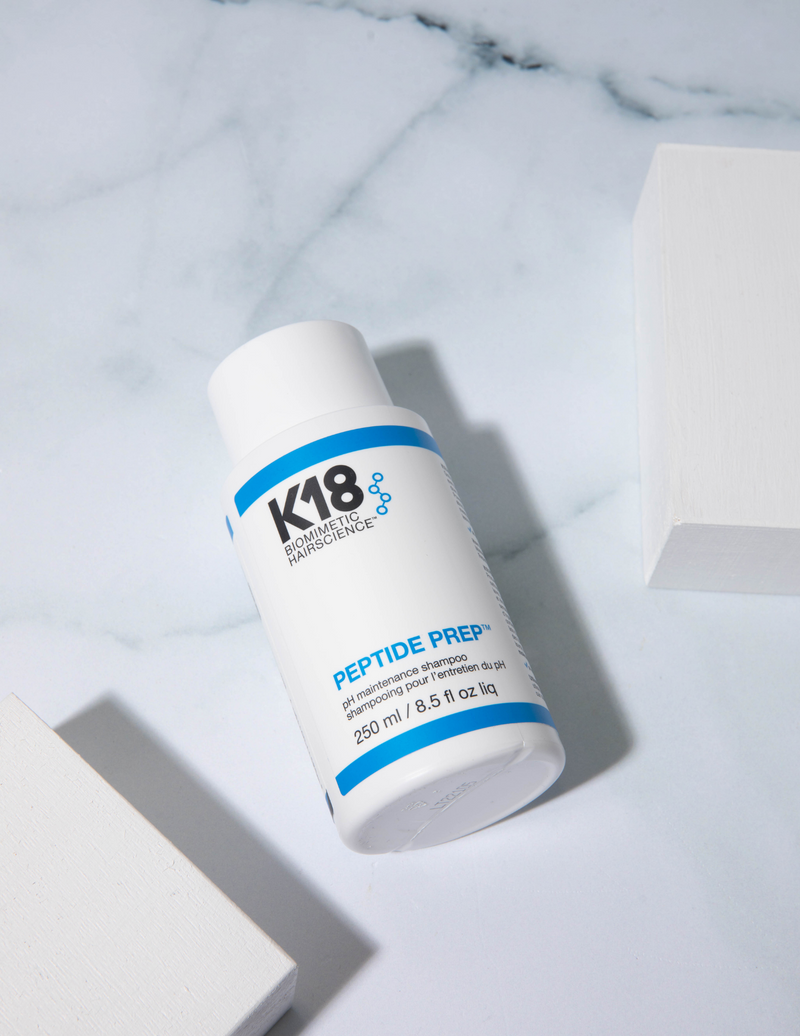 Le shampoing pour le maintien du pH Peptide Prep K18 nettoie tout en lissant la surface des cheveux. Sa formule au pH équilibré ne perturbe pas la fibre capillaire ni l'environnement du cuir chevelu, ce qui le rend idéal pour une utilisation quotidienne. Livraison rapide et gratuite dès 50$