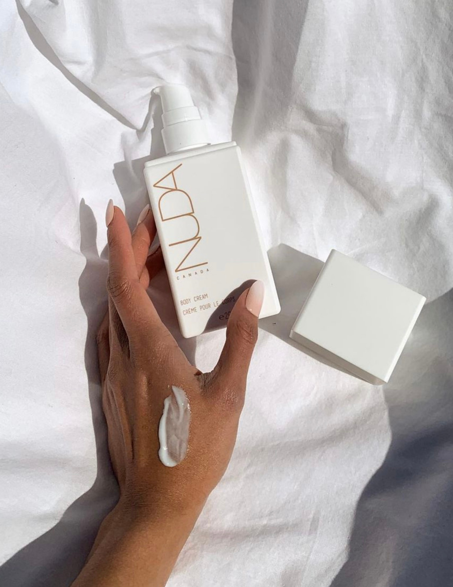 Cette crème ultra-riche est infusée de puissants ingrédients actifs tels que du beurre de karité, l’huile d’avocat, l’aloès, ainsi que la vitamine E afin de laisser la peau douce, soyeuse et nourrie. Elle revitalise et ravive la peau pour procurer une hydratation intense. Livraison rapide et gratuite dès 50$