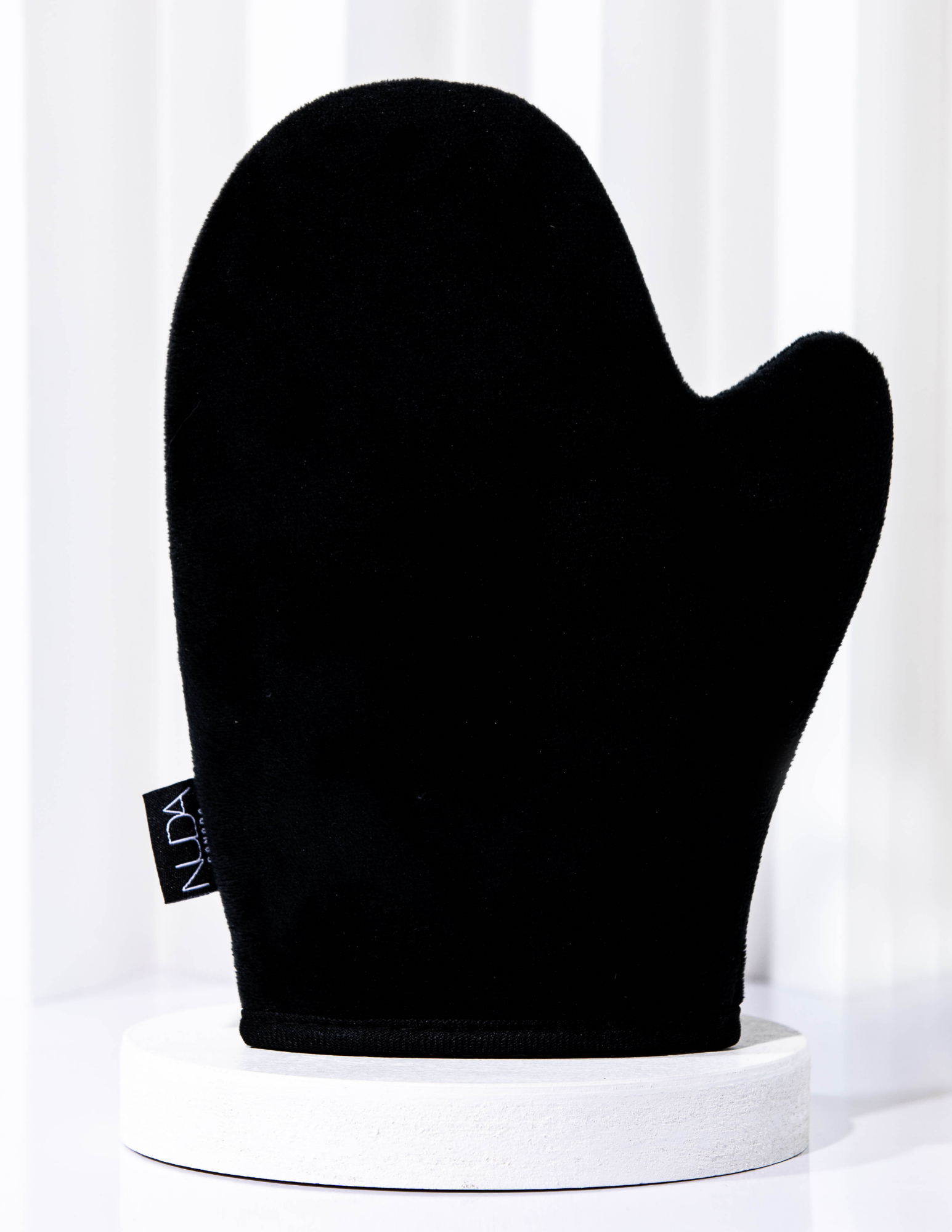 Un gant d’application doux sur la peau qui permet d’éviter les stries et taches. Lavable et réutilisable, le Gant d’application pour autobronzant permet d’appliquer les produits autobronzants sans tache et de manière uniforme. Livraison rapide et gratuite dès 50$